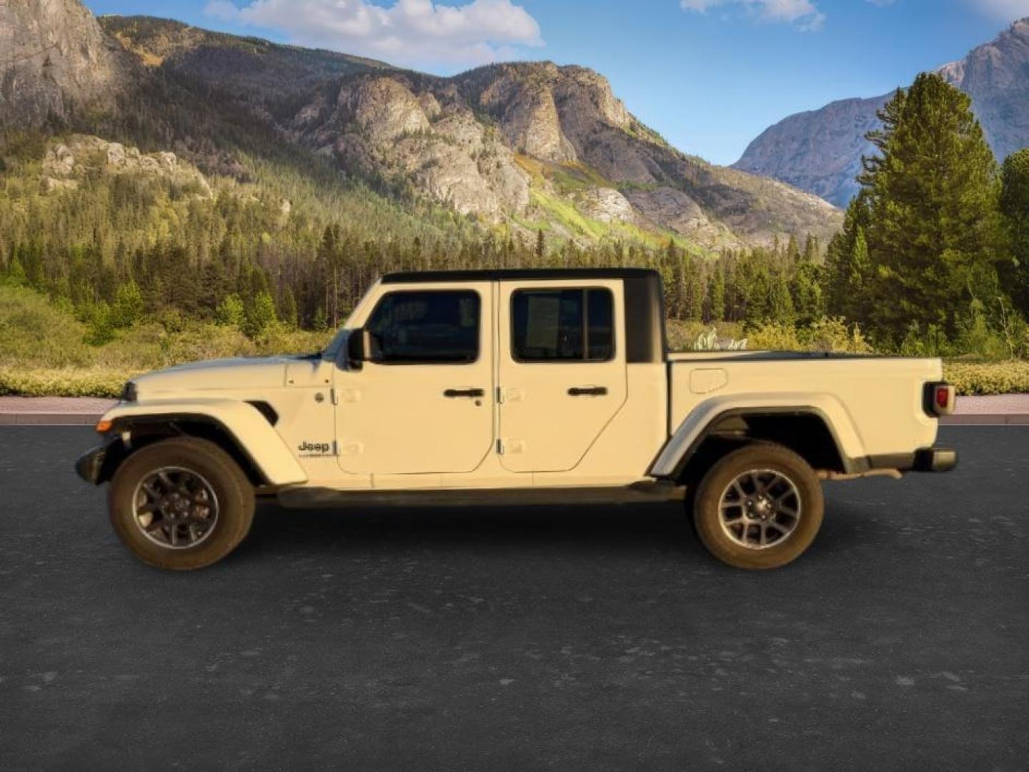 2022 WHITE /Black Jeep Gladiator Overland 4x4 (1C6HJTFG9NL) with an 3.6L V-6 DOHC engine, AUTOMATIC transmission, located at 1235 N Woodruff Ave., Idaho Falls, 83401, (208) 523-1053, 43.507172, -112.000488 - At Timberline Auto, finding a great deal on your next vehicle is always easy! Our experienced sales staff's goal is to help find you the right vehicle at the right price! Our knowledgeable finance department has options for almost any credit score. We offer extended service contract options to prote - Photo#0