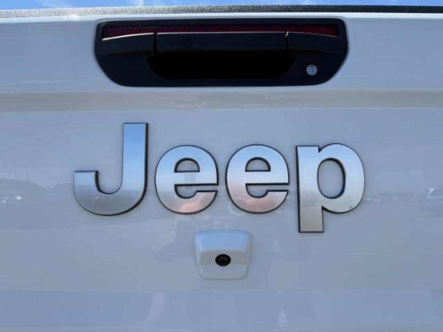 2022 WHITE /Black Jeep Gladiator (1C6HJTFG9NL) with an 36L V-6 DOHC engine, Automatic transmission, located at 1175 N Woodruff Ave, Idaho Falls, ID, 83401, 43.506901, -111.999657 - At Timberline Auto, finding a great deal on your next vehicle is always easy! Our experienced sales staff's goal is to help find you the right vehicle at the right price! Our knowledgeable finance department has options for almost any credit score. We offer extended service contract options to prote - Photo#32