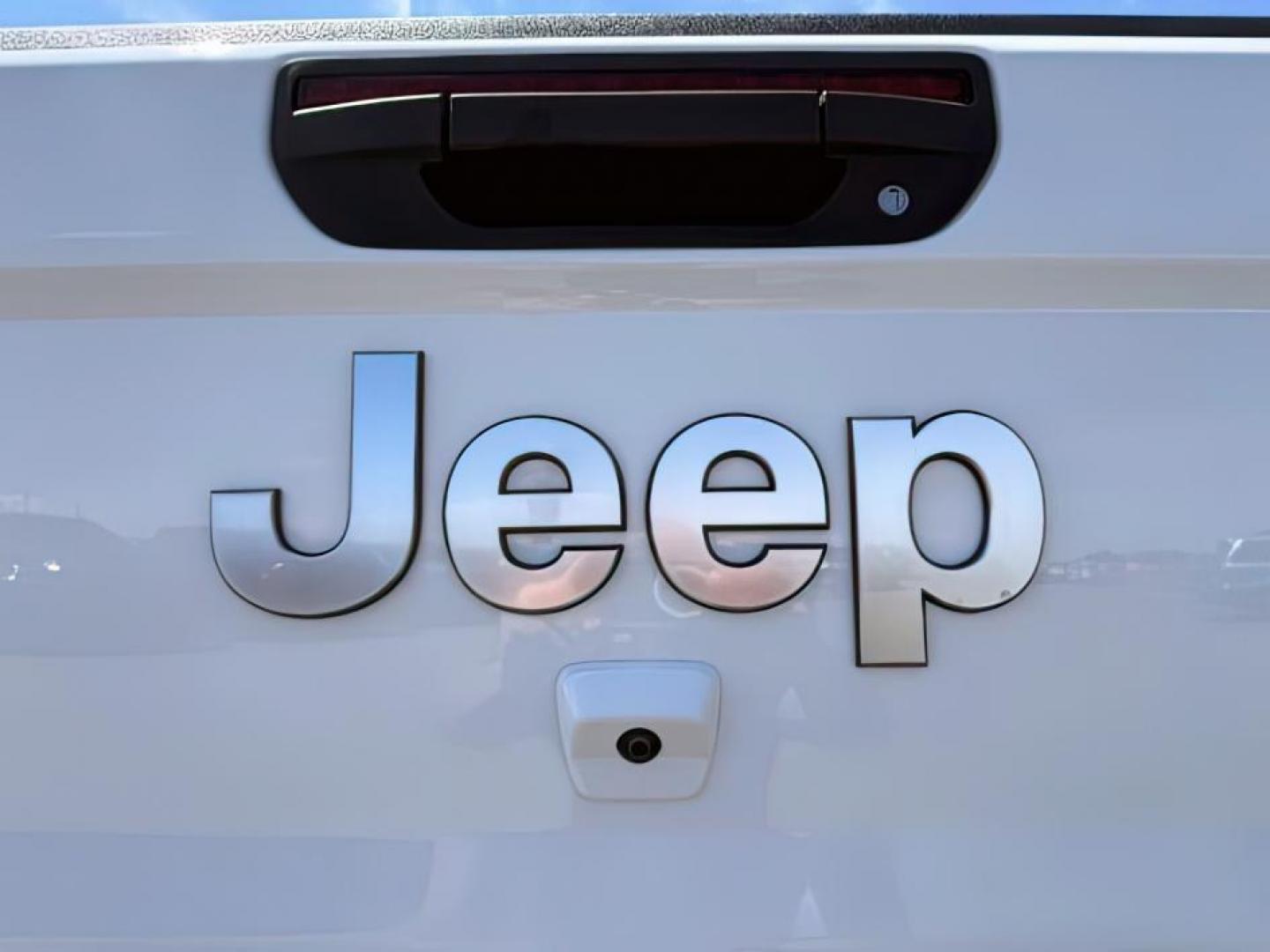 2022 WHITE /Black Jeep Gladiator (1C6HJTFG9NL) with an 36L V-6 DOHC engine, Automatic transmission, located at 1175 N Woodruff Ave, Idaho Falls, ID, 83401, 43.506901, -111.999657 - At Timberline Auto, finding a great deal on your next vehicle is always easy! Our experienced sales staff's goal is to help find you the right vehicle at the right price! Our knowledgeable finance department has options for almost any credit score. We offer extended service contract options to prote - Photo#4
