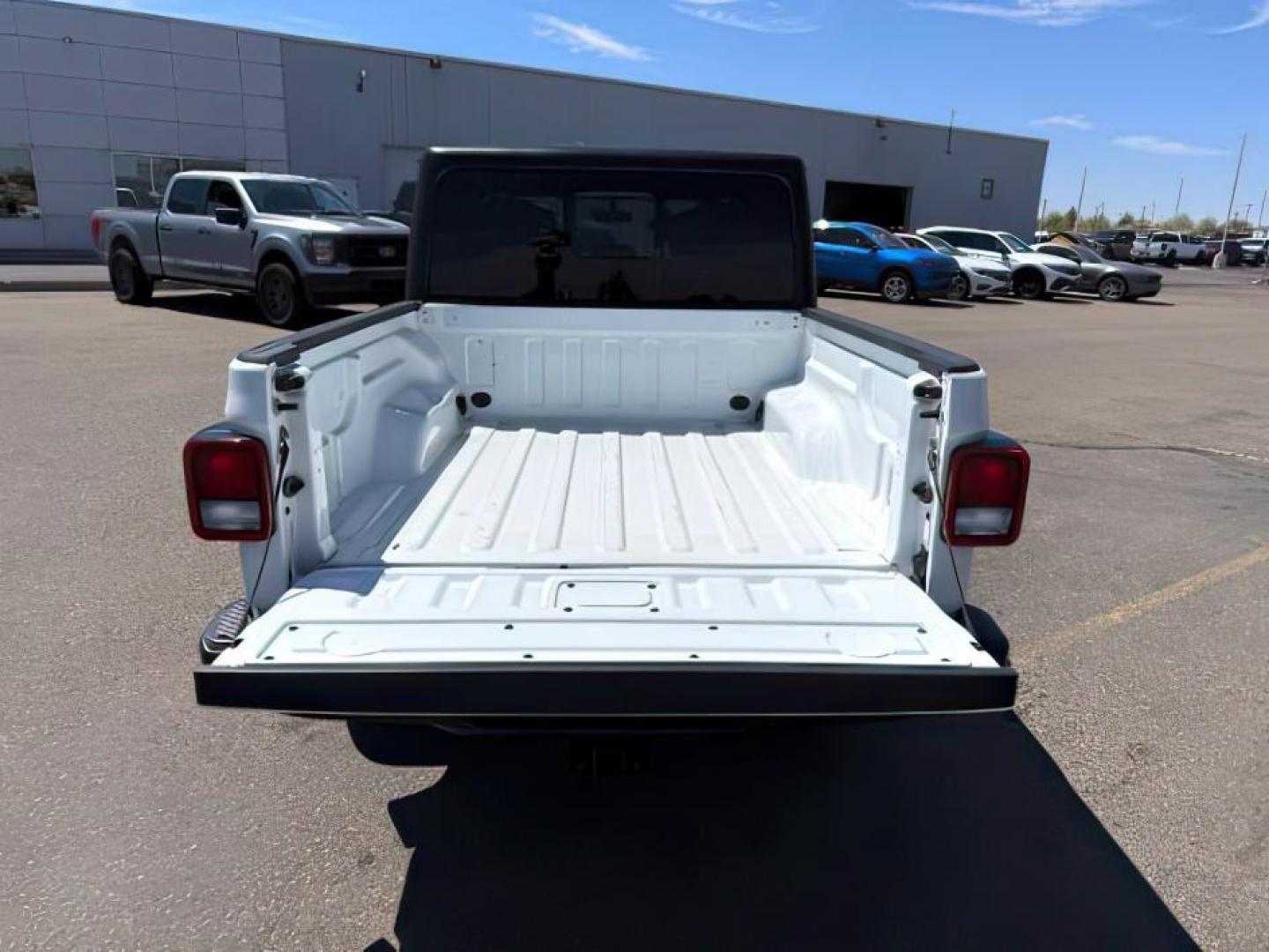 2022 WHITE /Black Jeep Gladiator (1C6HJTFG9NL) with an 36L V-6 DOHC engine, Automatic transmission, located at 1175 N Woodruff Ave, Idaho Falls, ID, 83401, 43.506901, -111.999657 - At Timberline Auto, finding a great deal on your next vehicle is always easy! Our experienced sales staff's goal is to help find you the right vehicle at the right price! Our knowledgeable finance department has options for almost any credit score. We offer extended service contract options to prote - Photo#5