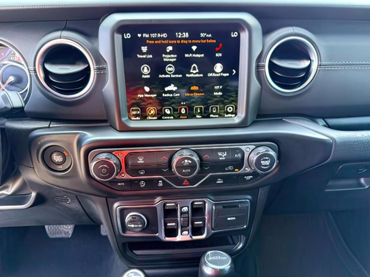 2022 WHITE /Black Jeep Gladiator (1C6HJTFG9NL) with an 36L V-6 DOHC engine, Automatic transmission, located at 1175 N Woodruff Ave, Idaho Falls, ID, 83401, 43.506901, -111.999657 - At Timberline Auto, finding a great deal on your next vehicle is always easy! Our experienced sales staff's goal is to help find you the right vehicle at the right price! Our knowledgeable finance department has options for almost any credit score. We offer extended service contract options to prote - Photo#16