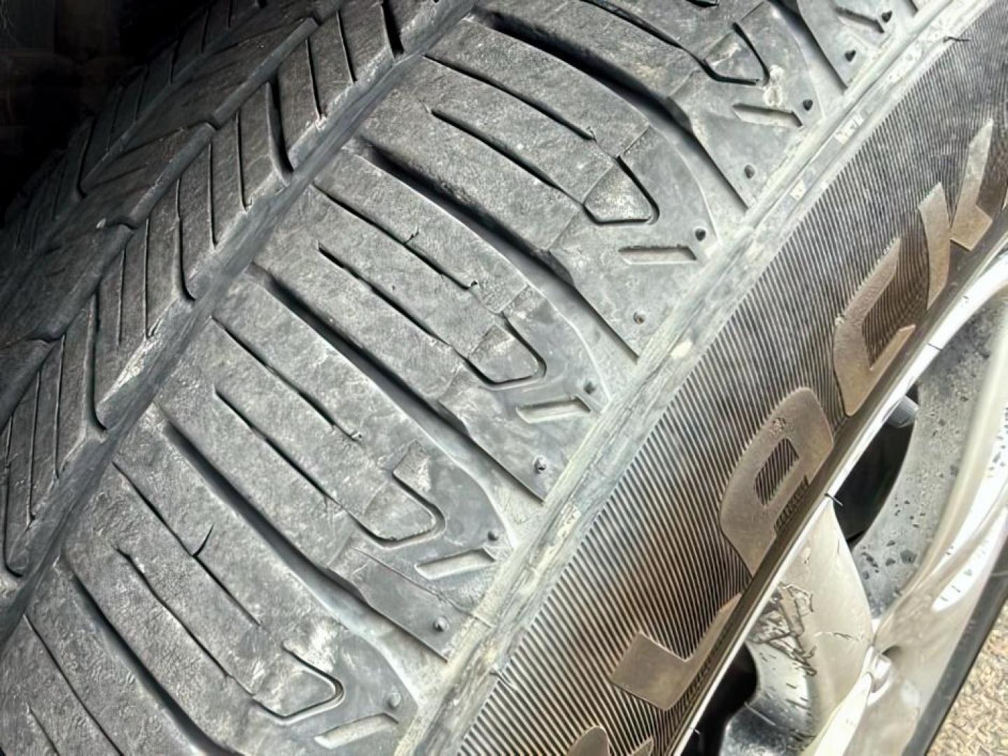 2007 GRAY /Titanium Buick Lucerne (1G4HD57257U) with an 38L V-6 regular unleaded engine, Automatic transmission, located at 1175 N Woodruff Ave, Idaho Falls, ID, 83401, 43.506901, -111.999657 - At Timberline Auto, finding a great deal on your next vehicle is always easy! Our experienced sales staff's goal is to help find you the right vehicle at the right price! Our knowledgeable finance department has options for almost any credit score. We offer extended service contract options to prote - Photo#8