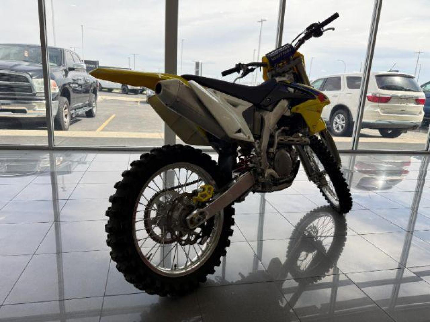 2009 YELLOW SUZUKI RM-2 450 UNKNOWN (JS1RL42C692) with an 450 engine, MANUAL transmission, located at 1235 N Woodruff Ave., Idaho Falls, 83401, (208) 523-1053, 43.507172, -112.000488 - At Timberline Auto, finding a great deal on your next vehicle is always easy! Our experienced sales staff's goal is to help find you the right vehicle at the right price! Our knowledgeable finance department has options for almost any credit score. We offer extended service contract options to prote - Photo#3