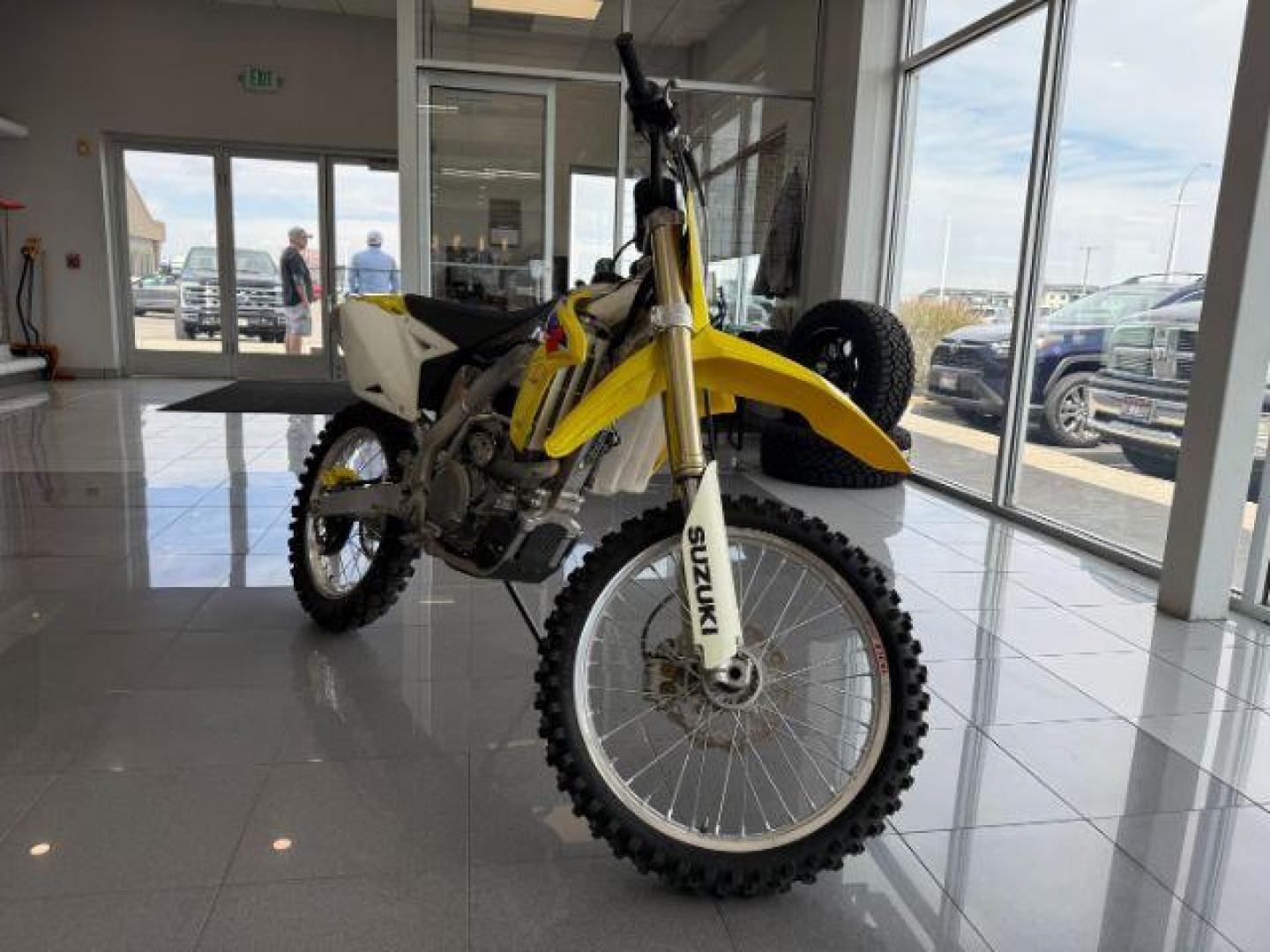 2009 YELLOW SUZUKI RM-2 450 UNKNOWN (JS1RL42C692) with an 450 engine, MANUAL transmission, located at 1235 N Woodruff Ave., Idaho Falls, 83401, (208) 523-1053, 43.507172, -112.000488 - At Timberline Auto, finding a great deal on your next vehicle is always easy! Our experienced sales staff's goal is to help find you the right vehicle at the right price! Our knowledgeable finance department has options for almost any credit score. We offer extended service contract options to prote - Photo#5