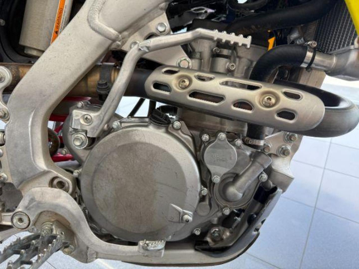 2009 YELLOW SUZUKI RM-2 450 UNKNOWN (JS1RL42C692) with an 450 engine, MANUAL transmission, located at 1235 N Woodruff Ave., Idaho Falls, 83401, (208) 523-1053, 43.507172, -112.000488 - At Timberline Auto, finding a great deal on your next vehicle is always easy! Our experienced sales staff's goal is to help find you the right vehicle at the right price! Our knowledgeable finance department has options for almost any credit score. We offer extended service contract options to prote - Photo#6