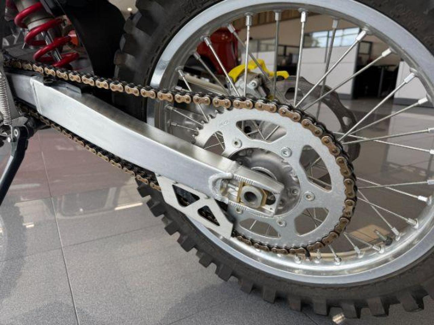 2009 YELLOW SUZUKI RM-2 450 UNKNOWN (JS1RL42C692) with an 450 engine, MANUAL transmission, located at 1235 N Woodruff Ave., Idaho Falls, 83401, (208) 523-1053, 43.507172, -112.000488 - At Timberline Auto, finding a great deal on your next vehicle is always easy! Our experienced sales staff's goal is to help find you the right vehicle at the right price! Our knowledgeable finance department has options for almost any credit score. We offer extended service contract options to prote - Photo#8