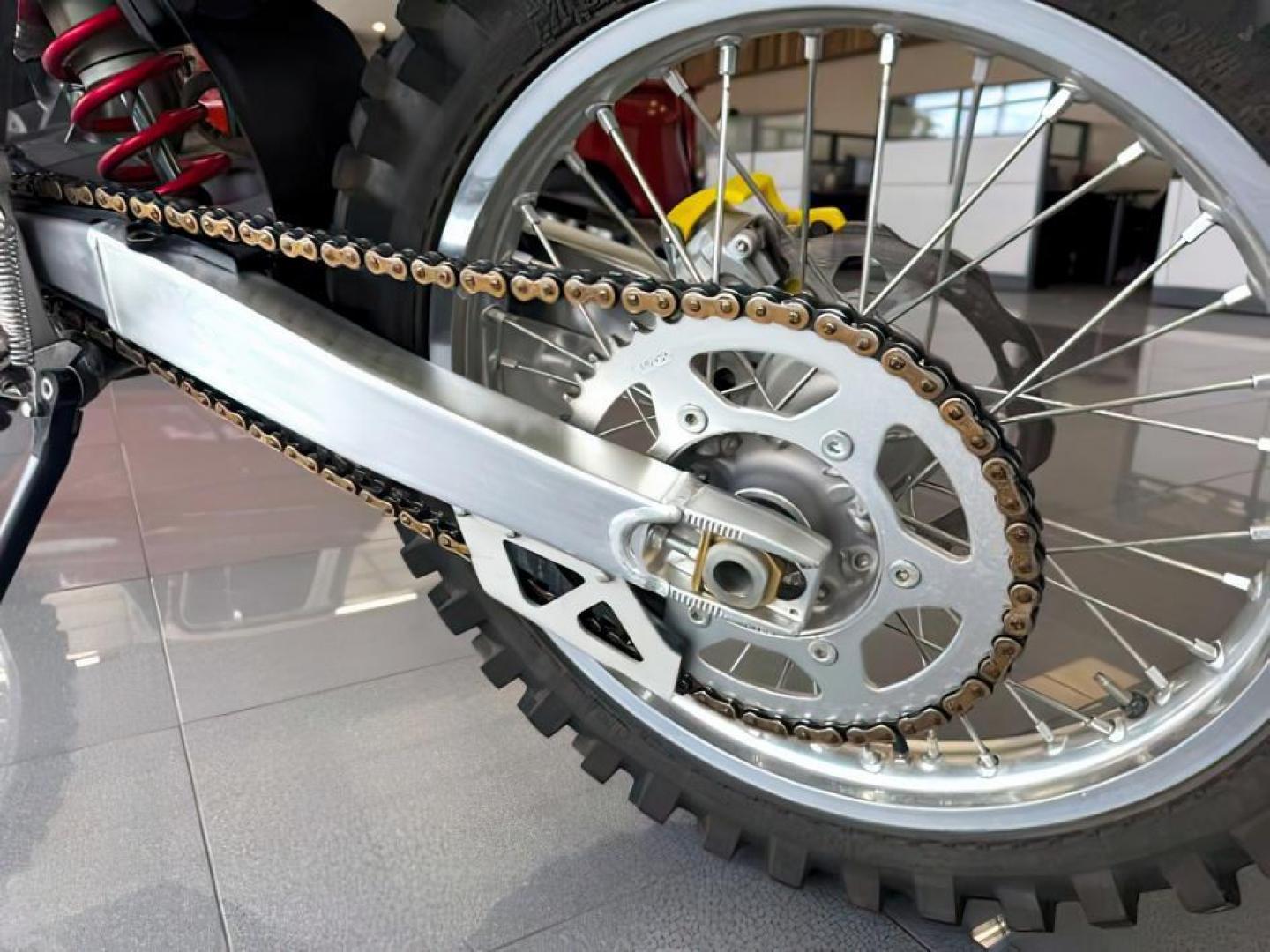 2009 YELLOW SUZUKI RM-2 450 UNKNOWN (JS1RL42C692) with an 450 engine, MANUAL transmission, located at 1235 N Woodruff Ave., Idaho Falls, 83401, (208) 523-1053, 43.507172, -112.000488 - Photo#8