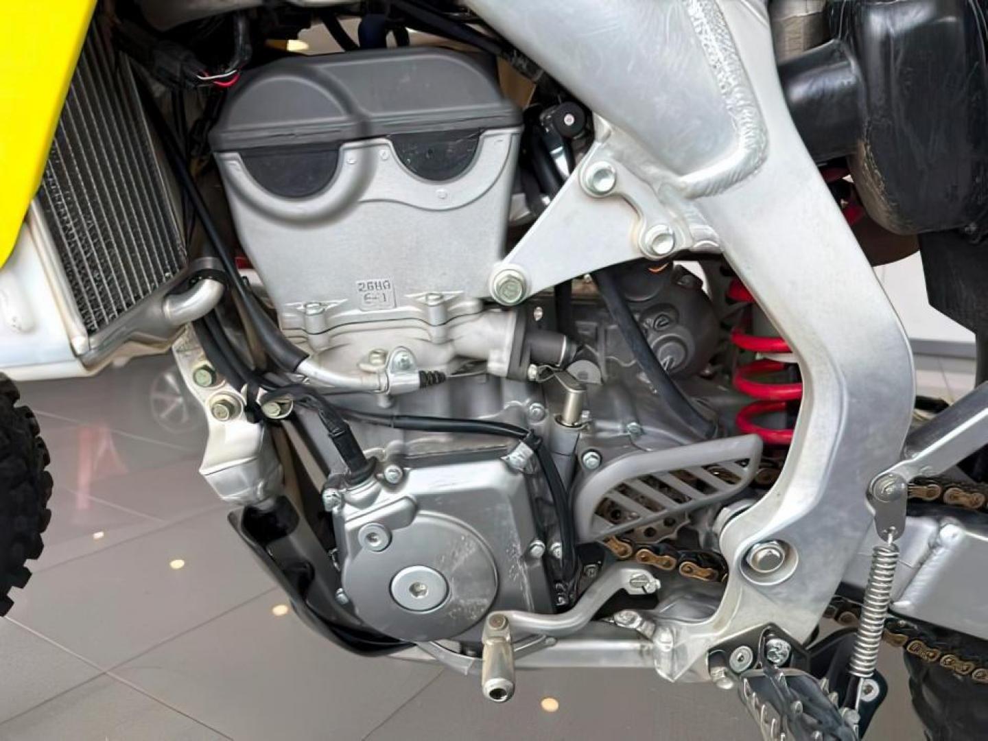 2009 YELLOW SUZUKI RM-2 450 UNKNOWN (JS1RL42C692) with an 450 engine, MANUAL transmission, located at 1235 N Woodruff Ave., Idaho Falls, 83401, (208) 523-1053, 43.507172, -112.000488 - Photo#9