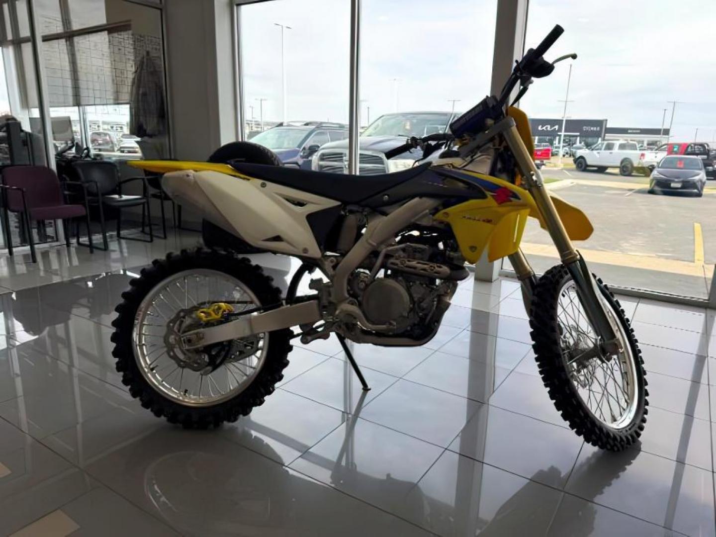 2009 YELLOW Suzuki RM-2 450 (JS1RL42C692) with an 450 engine, Manual transmission, located at 1175 N Woodruff Ave, Idaho Falls, ID, 83401, 43.506901, -111.999657 - At Timberline Auto, finding a great deal on your next vehicle is always easy! Our experienced sales staff's goal is to help find you the right vehicle at the right price! Our knowledgeable finance department has options for almost any credit score. We offer extended service contract options to prote - Photo#4