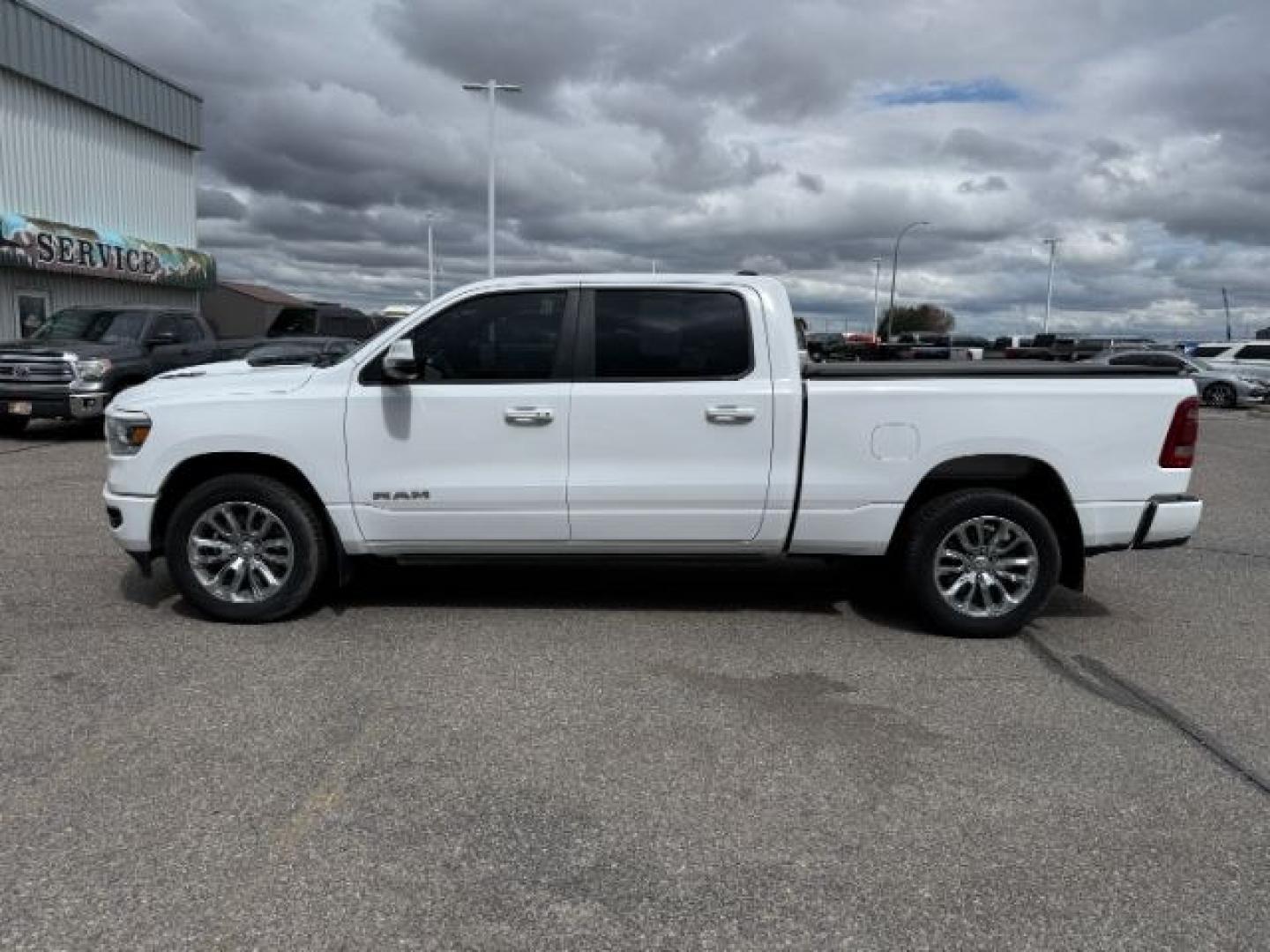 2023 WHITE /Black Ram 1500 (1C6SRFRT0PN) with an HEMI 57L V-8 variable valve control engine, Automatic transmission, located at 1175 N Woodruff Ave, Idaho Falls, ID, 83401, 43.506901, -111.999657 - At Timberline Auto, finding a great deal on your next vehicle is always easy! Our experienced sales staff's goal is to help find you the right vehicle at the right price! Our knowledgeable finance department has options for almost any credit score. We offer extended service contract options to prote - Photo#34