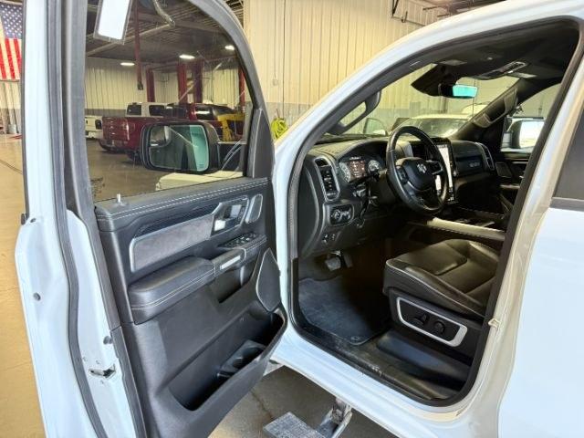2023 WHITE /Black Ram 1500 Laramie Crew Cab 4x4 6'4 Box (1C6SRFRT0PN) with an HEMI 5.7L V-8 variable valve control engine, AUTOMATIC transmission, located at 1235 N Woodruff Ave., Idaho Falls, 83401, (208) 523-1053, 43.507172, -112.000488 - At Timberline Auto, finding a great deal on your next vehicle is always easy! Our experienced sales staff goal is to help find you the right vehicle at the right price! Our knowledgeable finance department has options for almost any credit score. We offer extended service contract options to prot- Photo#45