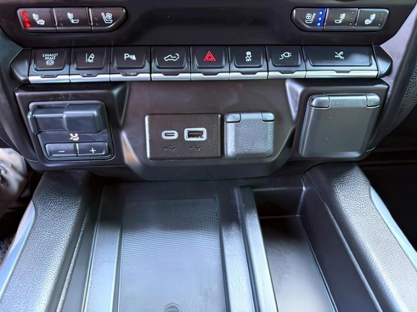 2022 BLACK /Jet Black GMC Sierra 3500HD 4WD Crew Cab Long Bed Denali (1GT49WEY4NF) with an Duramax 6.6L V-8 diesel direct injection engine, AUTOMATIC transmission, located at 1235 N Woodruff Ave., Idaho Falls, 83401, (208) 523-1053, 43.507172, -112.000488 - At Timberline Auto, finding a great deal on your next vehicle is always easy! Our experienced sales staff's goal is to help find you the right vehicle at the right price! Our knowledgeable finance department has options for almost any credit score. We offer extended service contract options to prote - Photo#18