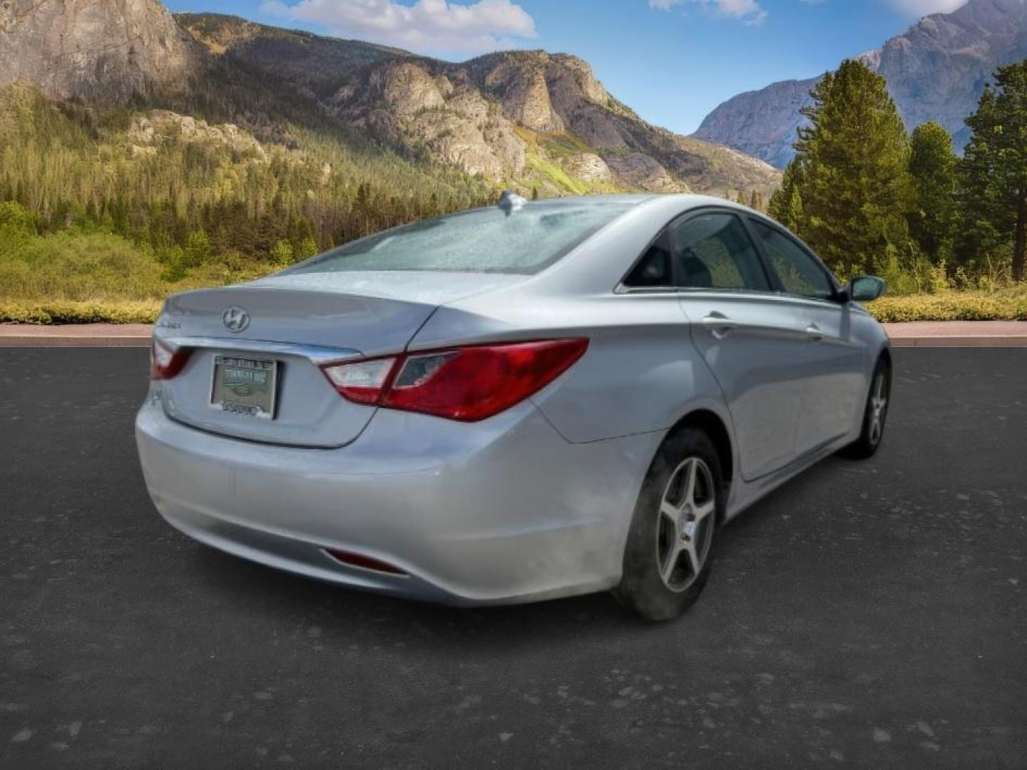 2012 SILVER /Gray Hyundai Sonata (5NPEB4ACXCH) with an 24L I-4 gasoline direct injection engine, Automatic transmission, located at 1175 N Woodruff Ave, Idaho Falls, ID, 83401, 43.506901, -111.999657 - At Timberline Auto, finding a great deal on your next vehicle is always easy! Our experienced sales staff's goal is to help find you the right vehicle at the right price! Our knowledgeable finance department has options for almost any credit score. We offer extended service contract options to prote - Photo#4