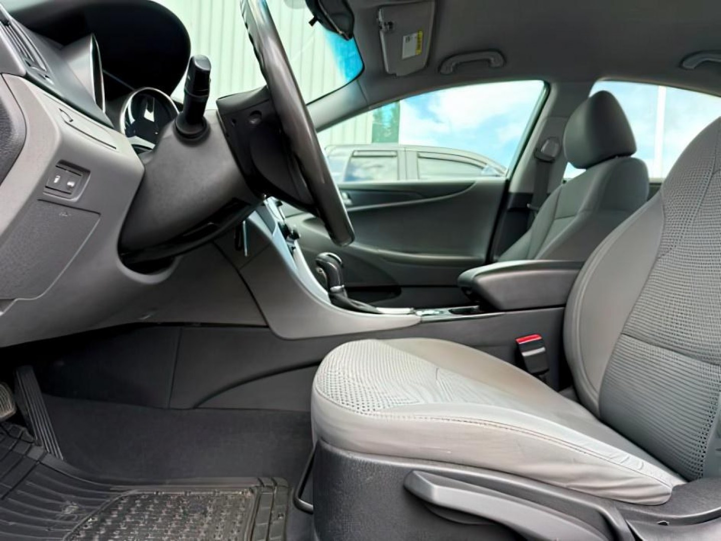 2012 SILVER /Gray Hyundai Sonata (5NPEB4ACXCH) with an 24L I-4 gasoline direct injection engine, Automatic transmission, located at 1175 N Woodruff Ave, Idaho Falls, ID, 83401, 43.506901, -111.999657 - At Timberline Auto, finding a great deal on your next vehicle is always easy! Our experienced sales staff's goal is to help find you the right vehicle at the right price! Our knowledgeable finance department has options for almost any credit score. We offer extended service contract options to prote - Photo#11