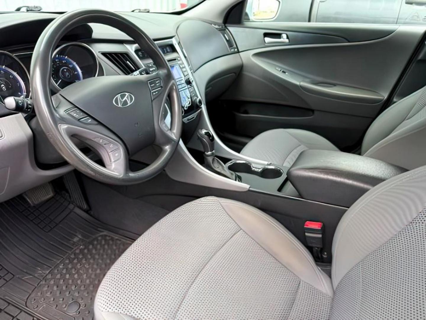 2012 SILVER /Gray Hyundai Sonata (5NPEB4ACXCH) with an 24L I-4 gasoline direct injection engine, Automatic transmission, located at 1175 N Woodruff Ave, Idaho Falls, ID, 83401, 43.506901, -111.999657 - At Timberline Auto, finding a great deal on your next vehicle is always easy! Our experienced sales staff's goal is to help find you the right vehicle at the right price! Our knowledgeable finance department has options for almost any credit score. We offer extended service contract options to prote - Photo#12