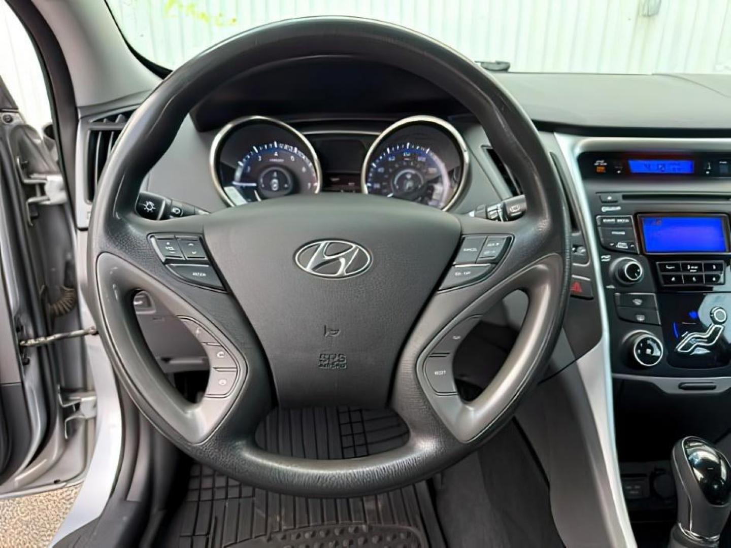 2012 SILVER /Gray Hyundai Sonata (5NPEB4ACXCH) with an 24L I-4 gasoline direct injection engine, Automatic transmission, located at 1175 N Woodruff Ave, Idaho Falls, ID, 83401, 43.506901, -111.999657 - At Timberline Auto, finding a great deal on your next vehicle is always easy! Our experienced sales staff's goal is to help find you the right vehicle at the right price! Our knowledgeable finance department has options for almost any credit score. We offer extended service contract options to prote - Photo#13