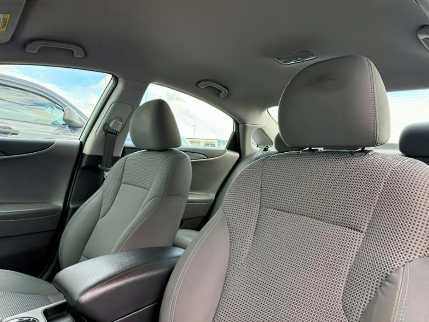 2012 SILVER /Gray Hyundai Sonata (5NPEB4ACXCH) with an 24L I-4 gasoline direct injection engine, Automatic transmission, located at 1175 N Woodruff Ave, Idaho Falls, ID, 83401, 43.506901, -111.999657 - At Timberline Auto, finding a great deal on your next vehicle is always easy! Our experienced sales staff's goal is to help find you the right vehicle at the right price! Our knowledgeable finance department has options for almost any credit score. We offer extended service contract options to prote - Photo#18