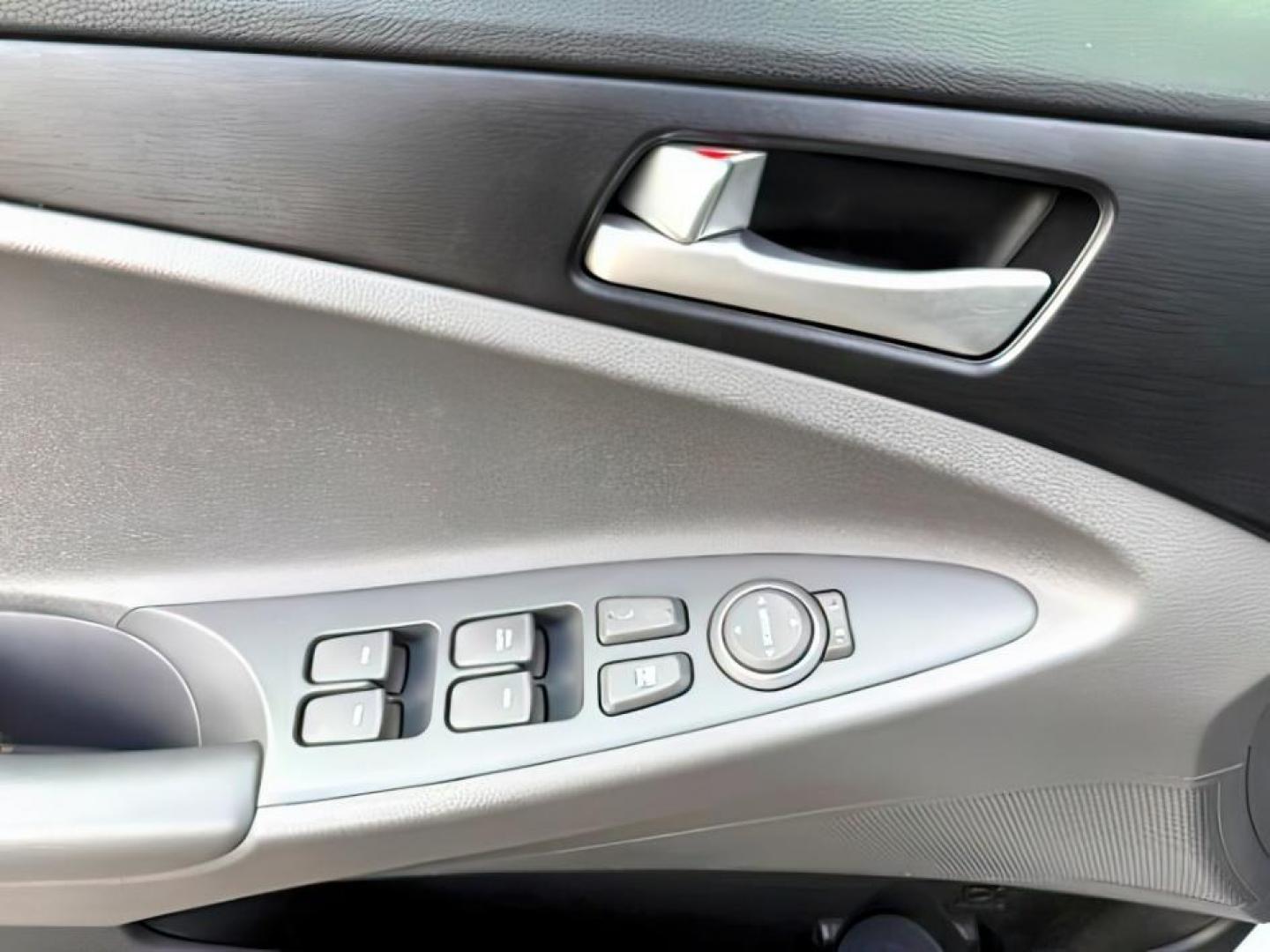2012 SILVER /Gray Hyundai Sonata (5NPEB4ACXCH) with an 24L I-4 gasoline direct injection engine, Automatic transmission, located at 1175 N Woodruff Ave, Idaho Falls, ID, 83401, 43.506901, -111.999657 - At Timberline Auto, finding a great deal on your next vehicle is always easy! Our experienced sales staff's goal is to help find you the right vehicle at the right price! Our knowledgeable finance department has options for almost any credit score. We offer extended service contract options to prote - Photo#19
