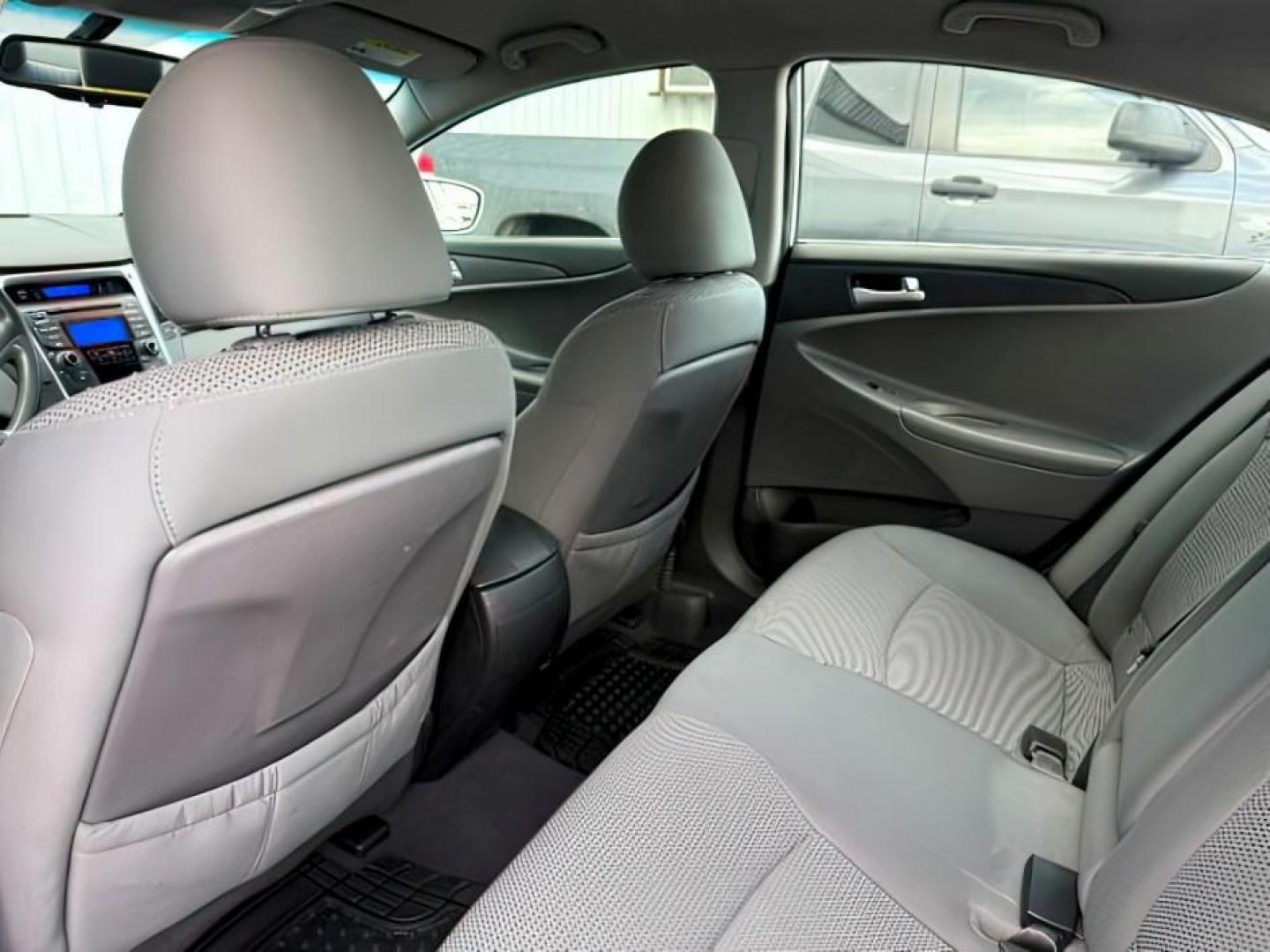 2012 SILVER /Gray Hyundai Sonata (5NPEB4ACXCH) with an 24L I-4 gasoline direct injection engine, Automatic transmission, located at 1175 N Woodruff Ave, Idaho Falls, ID, 83401, 43.506901, -111.999657 - At Timberline Auto, finding a great deal on your next vehicle is always easy! Our experienced sales staff's goal is to help find you the right vehicle at the right price! Our knowledgeable finance department has options for almost any credit score. We offer extended service contract options to prote - Photo#21