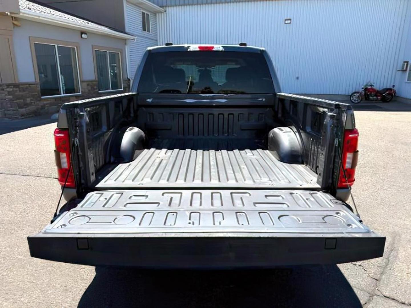 2021 GRAY /Black Ford F-150 XLT (1FTFW1E59MF) with an 5L V-8 port/direct injection engine, AUTOMATIC transmission - At Timberline Auto, finding a great deal on your next vehicle is always easy! Our experienced sales staff's goal is to help find you the right vehicle at the right price! Our knowledgeable finance department has options for almost any credit score. We offer extended service contract options to prote - Photo#5