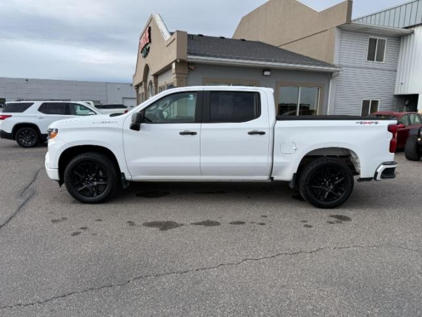2022 WHITE /CLOTH Chevrolet Silverado 1500 (3GCPDBEK3NG) with an 27L V6 TURBO engine, Automatic transmission, located at 1175 N Woodruff Ave, Idaho Falls, ID, 83401, 43.506901, -111.999657 - At Timberline Auto, finding a great deal on your next vehicle is always easy! Our experienced sales staff's goal is to help find you the right vehicle at the right price! Our knowledgeable finance department has options for almost any credit score. We offer extended service contract options to prote - Photo#27