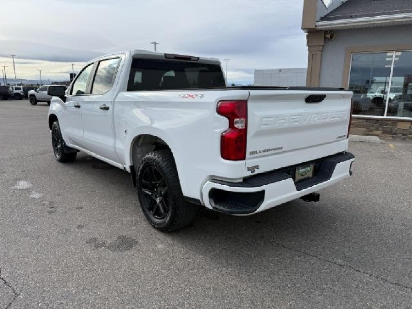 2022 WHITE /CLOTH Chevrolet Silverado 1500 (3GCPDBEK3NG) with an 27L V6 TURBO engine, Automatic transmission, located at 1175 N Woodruff Ave, Idaho Falls, ID, 83401, 43.506901, -111.999657 - At Timberline Auto, finding a great deal on your next vehicle is always easy! Our experienced sales staff's goal is to help find you the right vehicle at the right price! Our knowledgeable finance department has options for almost any credit score. We offer extended service contract options to prote - Photo#28