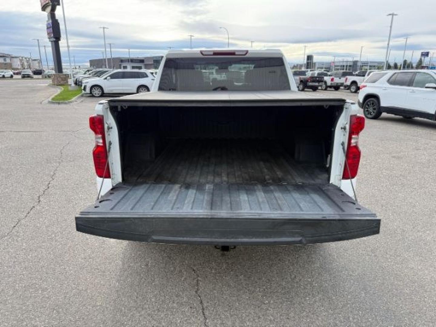 2022 WHITE /CLOTH Chevrolet Silverado 1500 (3GCPDBEK3NG) with an 27L V6 TURBO engine, Automatic transmission, located at 1175 N Woodruff Ave, Idaho Falls, ID, 83401, 43.506901, -111.999657 - At Timberline Auto, finding a great deal on your next vehicle is always easy! Our experienced sales staff's goal is to help find you the right vehicle at the right price! Our knowledgeable finance department has options for almost any credit score. We offer extended service contract options to prote - Photo#31