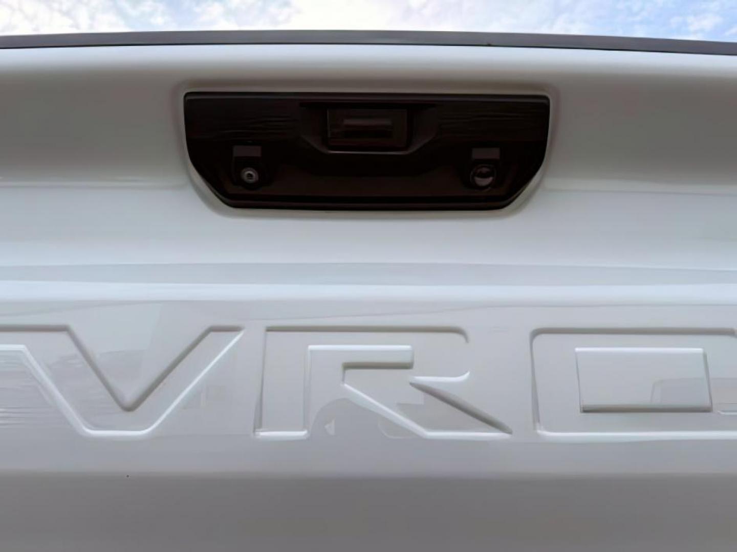 2022 WHITE /CLOTH Chevrolet Silverado 1500 (3GCPDBEK3NG) with an 27L V6 TURBO engine, Automatic transmission, located at 1175 N Woodruff Ave, Idaho Falls, ID, 83401, 43.506901, -111.999657 - At Timberline Auto, finding a great deal on your next vehicle is always easy! Our experienced sales staff's goal is to help find you the right vehicle at the right price! Our knowledgeable finance department has options for almost any credit score. We offer extended service contract options to prote - Photo#4