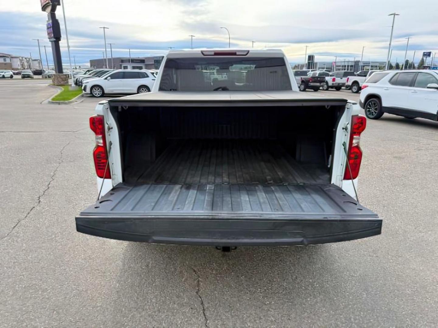 2022 WHITE /CLOTH Chevrolet Silverado 1500 (3GCPDBEK3NG) with an 27L V6 TURBO engine, Automatic transmission, located at 1175 N Woodruff Ave, Idaho Falls, ID, 83401, 43.506901, -111.999657 - At Timberline Auto, finding a great deal on your next vehicle is always easy! Our experienced sales staff's goal is to help find you the right vehicle at the right price! Our knowledgeable finance department has options for almost any credit score. We offer extended service contract options to prote - Photo#5