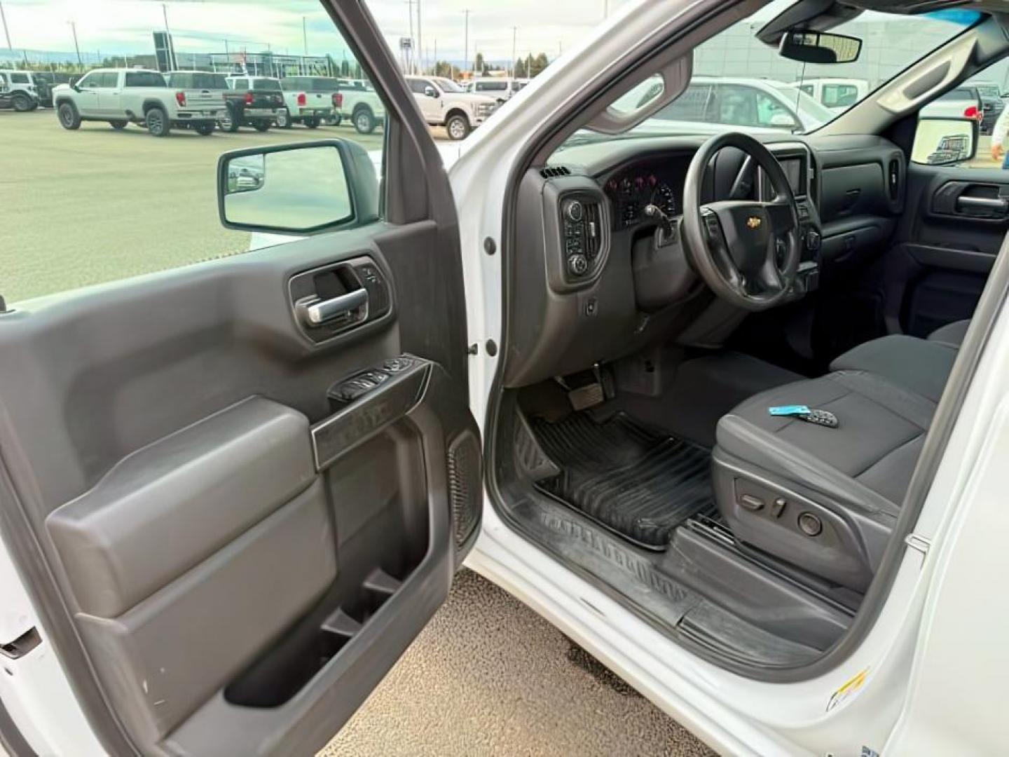 2022 WHITE /CLOTH Chevrolet Silverado 1500 (3GCPDBEK3NG) with an 27L V6 TURBO engine, Automatic transmission, located at 1175 N Woodruff Ave, Idaho Falls, ID, 83401, 43.506901, -111.999657 - At Timberline Auto, finding a great deal on your next vehicle is always easy! Our experienced sales staff's goal is to help find you the right vehicle at the right price! Our knowledgeable finance department has options for almost any credit score. We offer extended service contract options to prote - Photo#12