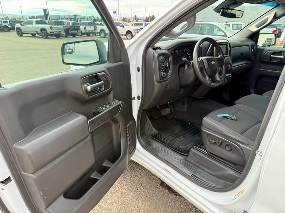 2022 WHITE /CLOTH Chevrolet Silverado 1500 (3GCPDBEK3NG) with an 27L V6 TURBO engine, Automatic transmission, located at 1175 N Woodruff Ave, Idaho Falls, ID, 83401, 43.506901, -111.999657 - At Timberline Auto, finding a great deal on your next vehicle is always easy! Our experienced sales staff's goal is to help find you the right vehicle at the right price! Our knowledgeable finance department has options for almost any credit score. We offer extended service contract options to prote - Photo#12