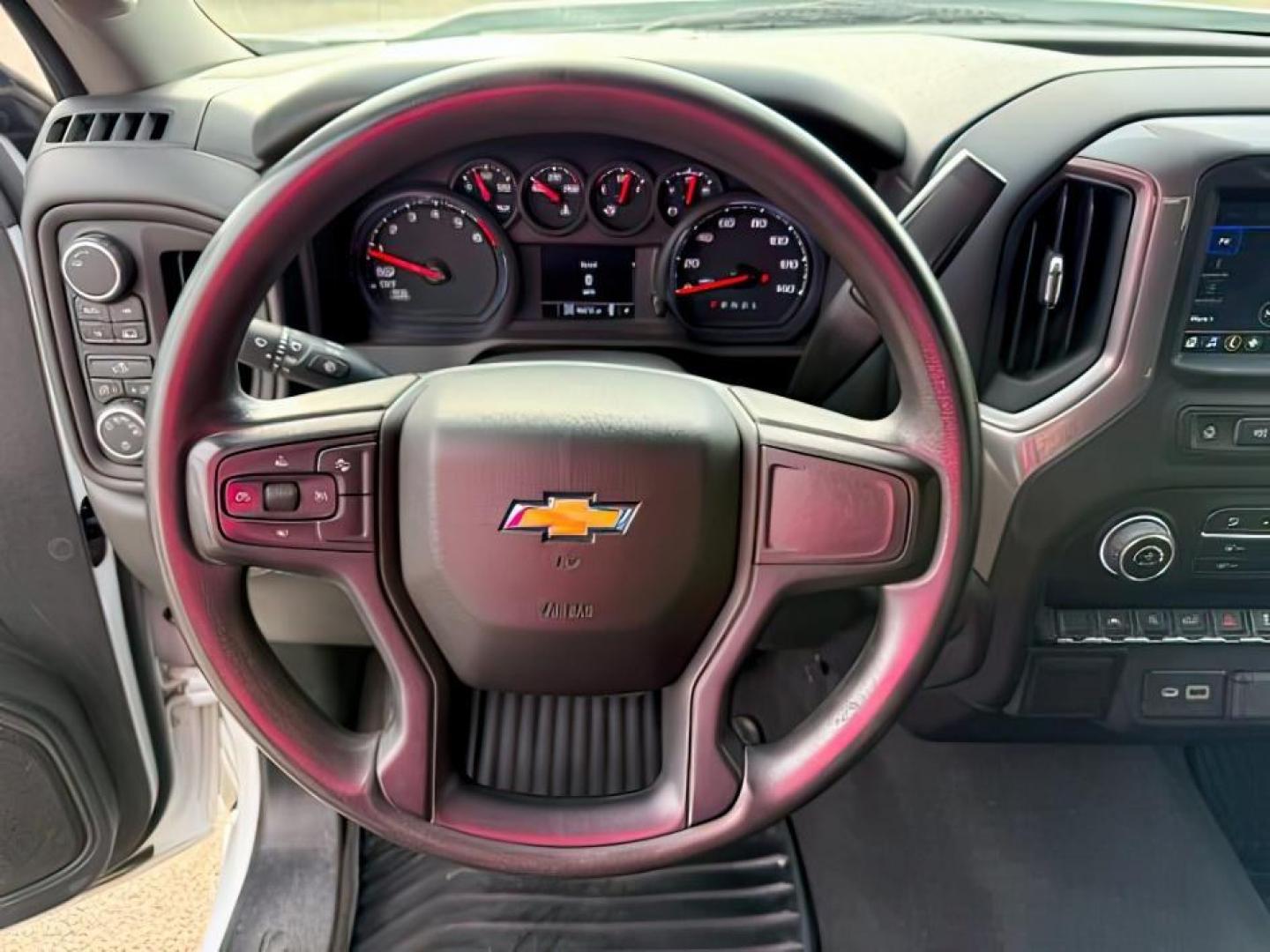 2022 WHITE /CLOTH Chevrolet Silverado 1500 (3GCPDBEK3NG) with an 27L V6 TURBO engine, Automatic transmission, located at 1175 N Woodruff Ave, Idaho Falls, ID, 83401, 43.506901, -111.999657 - At Timberline Auto, finding a great deal on your next vehicle is always easy! Our experienced sales staff's goal is to help find you the right vehicle at the right price! Our knowledgeable finance department has options for almost any credit score. We offer extended service contract options to prote - Photo#15