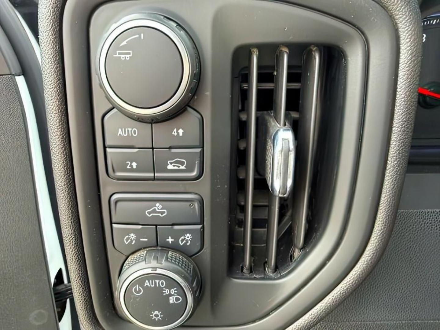 2022 WHITE /CLOTH Chevrolet Silverado 1500 (3GCPDBEK3NG) with an 27L V6 TURBO engine, Automatic transmission, located at 1175 N Woodruff Ave, Idaho Falls, ID, 83401, 43.506901, -111.999657 - At Timberline Auto, finding a great deal on your next vehicle is always easy! Our experienced sales staff's goal is to help find you the right vehicle at the right price! Our knowledgeable finance department has options for almost any credit score. We offer extended service contract options to prote - Photo#19