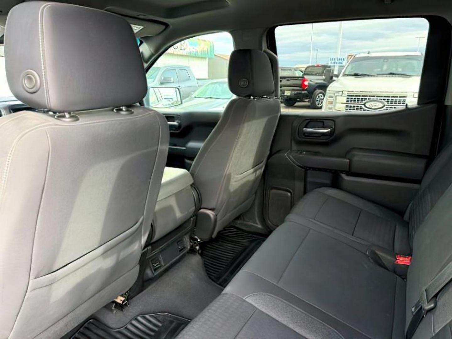 2022 WHITE /CLOTH Chevrolet Silverado 1500 (3GCPDBEK3NG) with an 27L V6 TURBO engine, Automatic transmission, located at 1175 N Woodruff Ave, Idaho Falls, ID, 83401, 43.506901, -111.999657 - At Timberline Auto, finding a great deal on your next vehicle is always easy! Our experienced sales staff's goal is to help find you the right vehicle at the right price! Our knowledgeable finance department has options for almost any credit score. We offer extended service contract options to prote - Photo#24