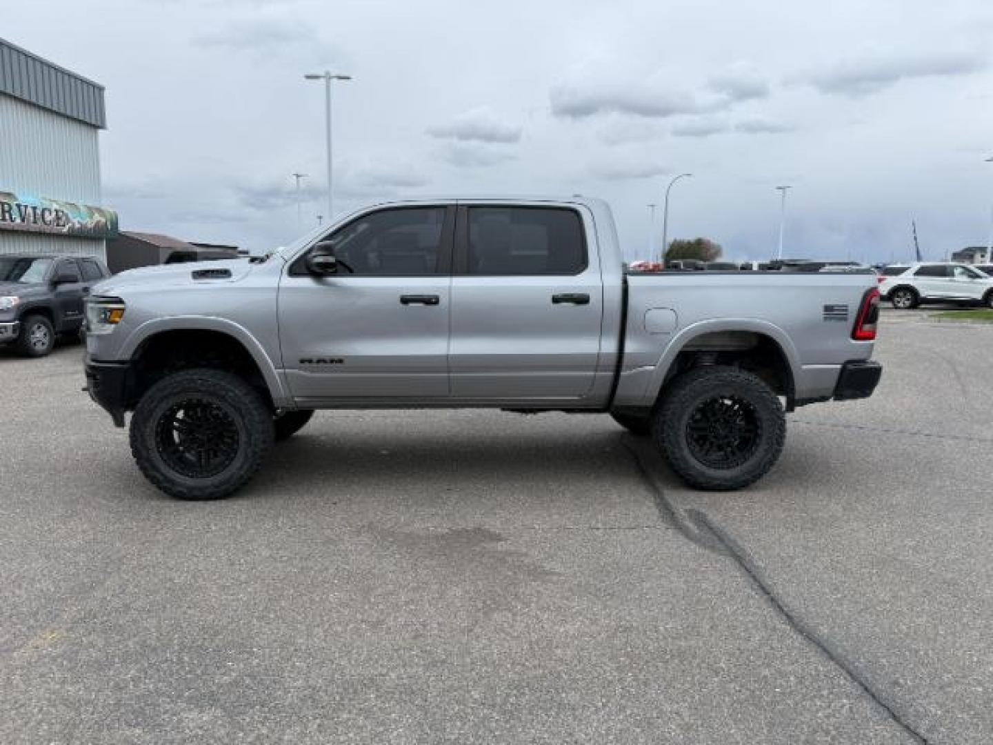 2021 SILVER /Black Ram 1500 Lone Star Crew Cab 4x4 5'7 Box (1C6SRFFT6MN) with an HEMI 5.7L V-8 variable valve control engine, AUTOMATIC transmission, located at 1235 N Woodruff Ave., Idaho Falls, 83401, (208) 523-1053, 43.507172, -112.000488 - At Timberline Auto, finding a great deal on your next vehicle is always easy! Our experienced sales staff goal is to help find you the right vehicle at the right price! Our knowledgeable finance department has options for almost any credit score. We offer extended service contract options to prot - Photo#31