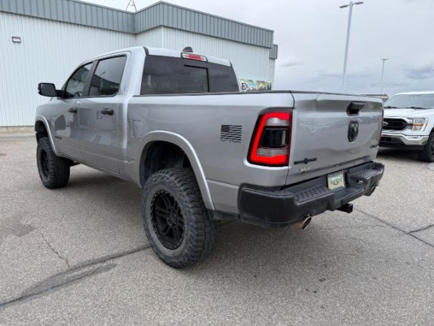 2021 SILVER /Black Ram 1500 Lone Star Crew Cab 4x4 5'7 Box (1C6SRFFT6MN) with an HEMI 5.7L V-8 variable valve control engine, AUTOMATIC transmission, located at 1235 N Woodruff Ave., Idaho Falls, 83401, (208) 523-1053, 43.507172, -112.000488 - At Timberline Auto, finding a great deal on your next vehicle is always easy! Our experienced sales staff goal is to help find you the right vehicle at the right price! Our knowledgeable finance department has options for almost any credit score. We offer extended service contract options to prot - Photo#32
