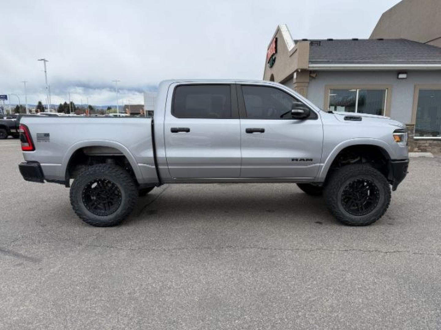2021 SILVER /Black Ram 1500 Lone Star Crew Cab 4x4 5'7 Box (1C6SRFFT6MN) with an HEMI 5.7L V-8 variable valve control engine, AUTOMATIC transmission, located at 1235 N Woodruff Ave., Idaho Falls, 83401, (208) 523-1053, 43.507172, -112.000488 - At Timberline Auto, finding a great deal on your next vehicle is always easy! Our experienced sales staff goal is to help find you the right vehicle at the right price! Our knowledgeable finance department has options for almost any credit score. We offer extended service contract options to prot - Photo#37