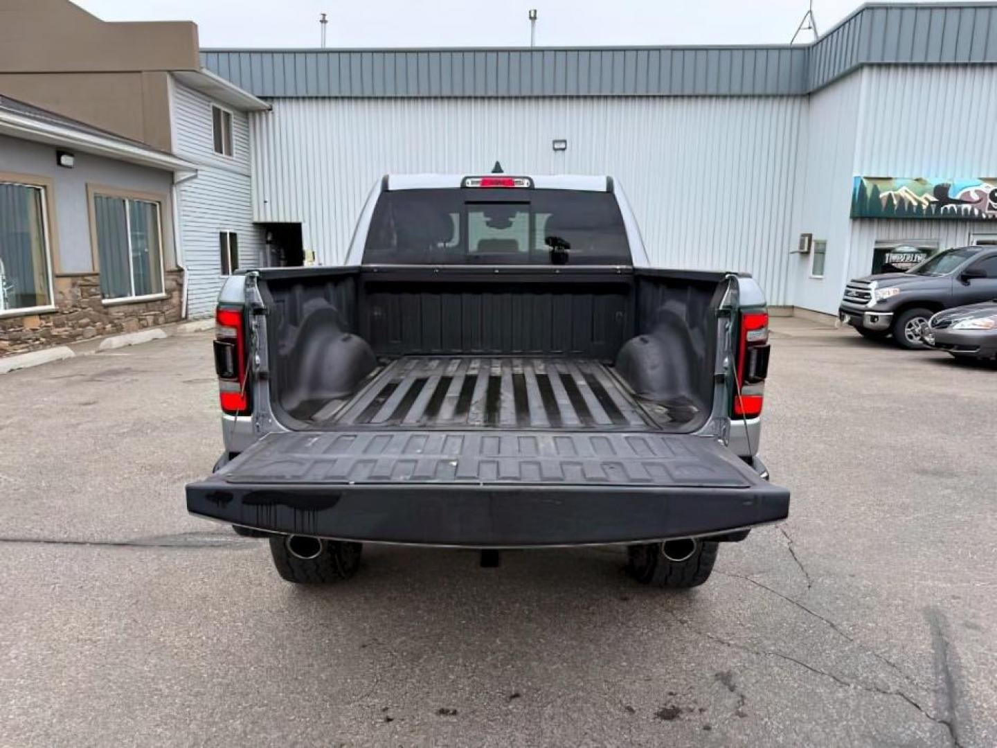2021 SILVER /Black Ram 1500 Lone Star Crew Cab 4x4 5'7 Box (1C6SRFFT6MN) with an HEMI 5.7L V-8 variable valve control engine, AUTOMATIC transmission, located at 1235 N Woodruff Ave., Idaho Falls, 83401, (208) 523-1053, 43.507172, -112.000488 - At Timberline Auto, finding a great deal on your next vehicle is always easy! Our experienced sales staff goal is to help find you the right vehicle at the right price! Our knowledgeable finance department has options for almost any credit score. We offer extended service contract options to prot - Photo#5