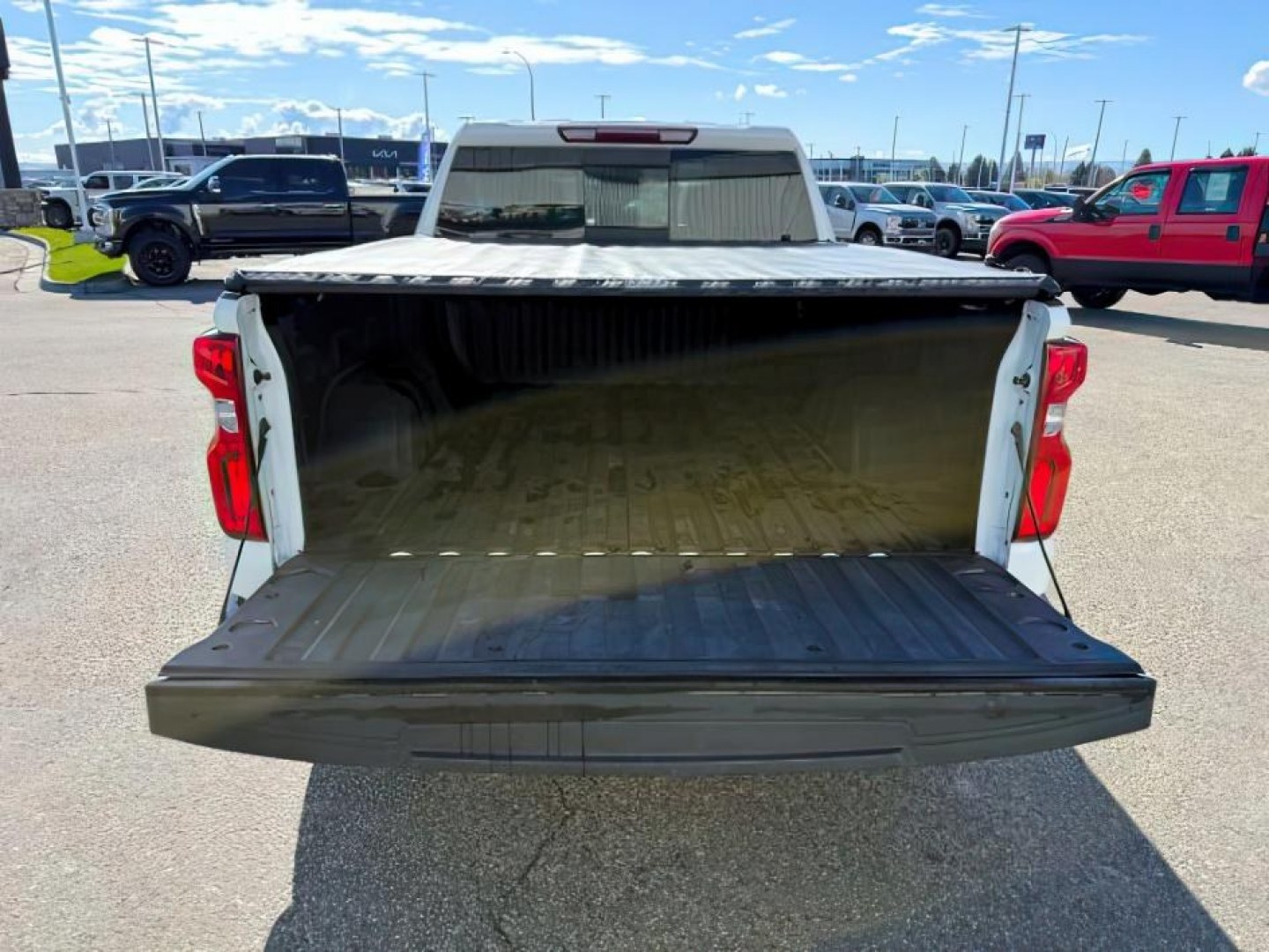 2020 WHITE /LEATHER Chevrolet Silverado 1500 RST (3GCUYEET1LG) with an 3.0L I6 TURBO DIESEL engine, AUTOMATIC transmission, located at 1235 N Woodruff Ave., Idaho Falls, 83401, (208) 523-1053, 43.507172, -112.000488 - Photo#5