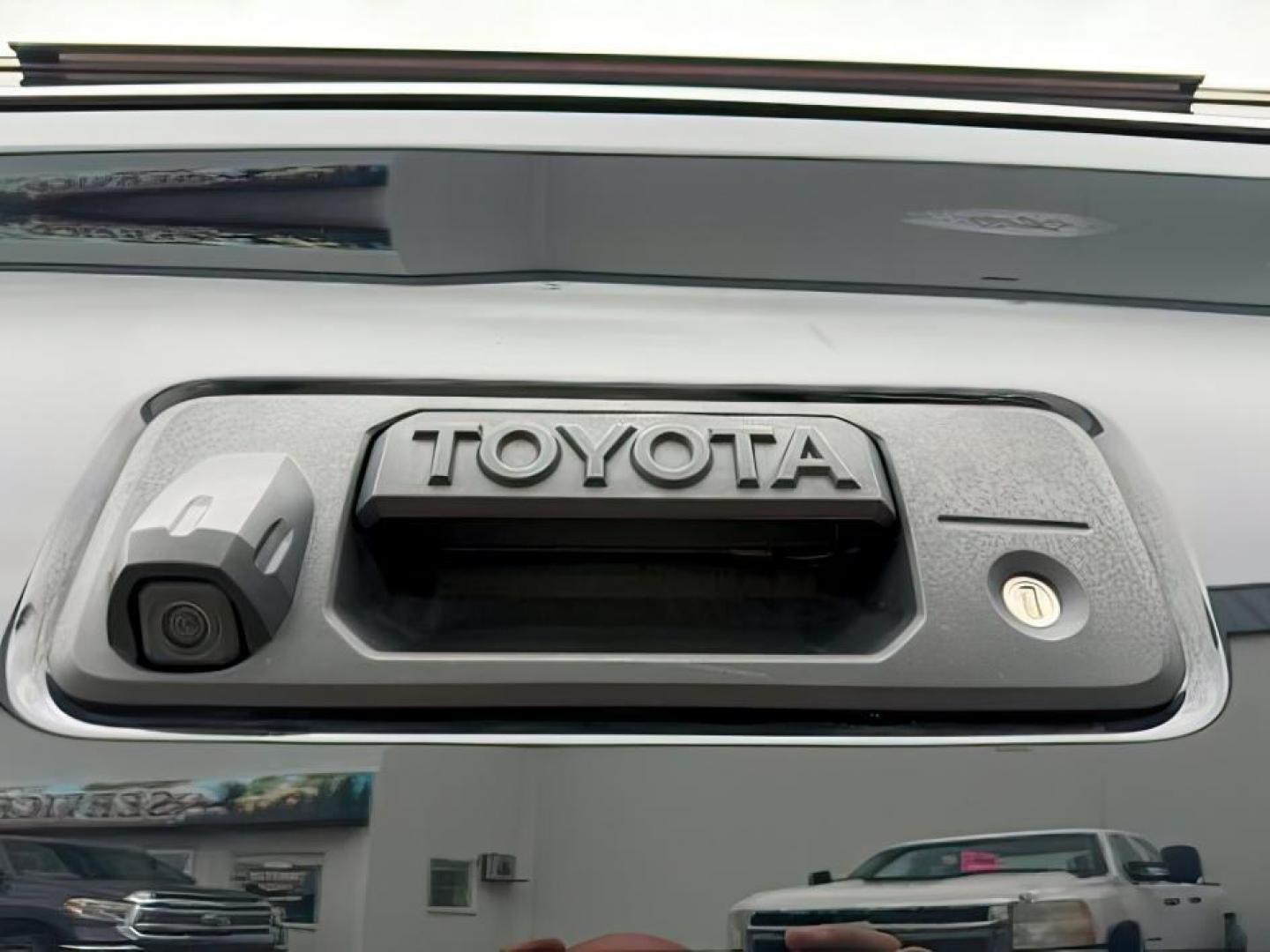 2018 BLACK /LEATHER Toyota Tacoma (5TFCZ5AN8JX) with an 35L V-6 portdirect injection engine, Automatic transmission, located at 1175 N Woodruff Ave, Idaho Falls, ID, 83401, 43.506901, -111.999657 - At Timberline Auto, finding a great deal on your next vehicle is always easy! Our experienced sales staff goal is to help find you the right vehicle at the right price! Our knowledgeable finance department has options for almost any credit score. We offer extended service contract options to prot - Photo#4