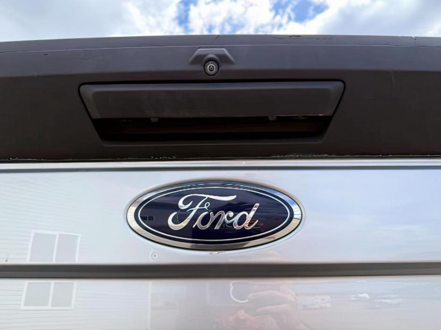 2022 SILVER /Medium Earth Gray Ford F-350 XLT (1FT8W3BT0NE) with an Powerstroke 6.7L V-8 diesel direct injection engine, AUTOMATIC transmission, located at 1235 N Woodruff Ave., Idaho Falls, 83401, (208) 523-1053, 43.507172, -112.000488 - At Timberline Auto, finding a great deal on your next vehicle is always easy! Our experienced sales staff goal is to help find you the right vehicle at the right price! Our knowledgeable finance department has options for almost any credit score. We offer extended service contract options to prot - Photo#4