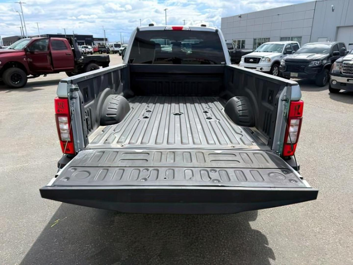 2022 SILVER /Medium Earth Gray Ford F-350 XLT (1FT8W3BT0NE) with an Powerstroke 6.7L V-8 diesel direct injection engine, AUTOMATIC transmission, located at 1235 N Woodruff Ave., Idaho Falls, 83401, (208) 523-1053, 43.507172, -112.000488 - At Timberline Auto, finding a great deal on your next vehicle is always easy! Our experienced sales staff goal is to help find you the right vehicle at the right price! Our knowledgeable finance department has options for almost any credit score. We offer extended service contract options to prot - Photo#5
