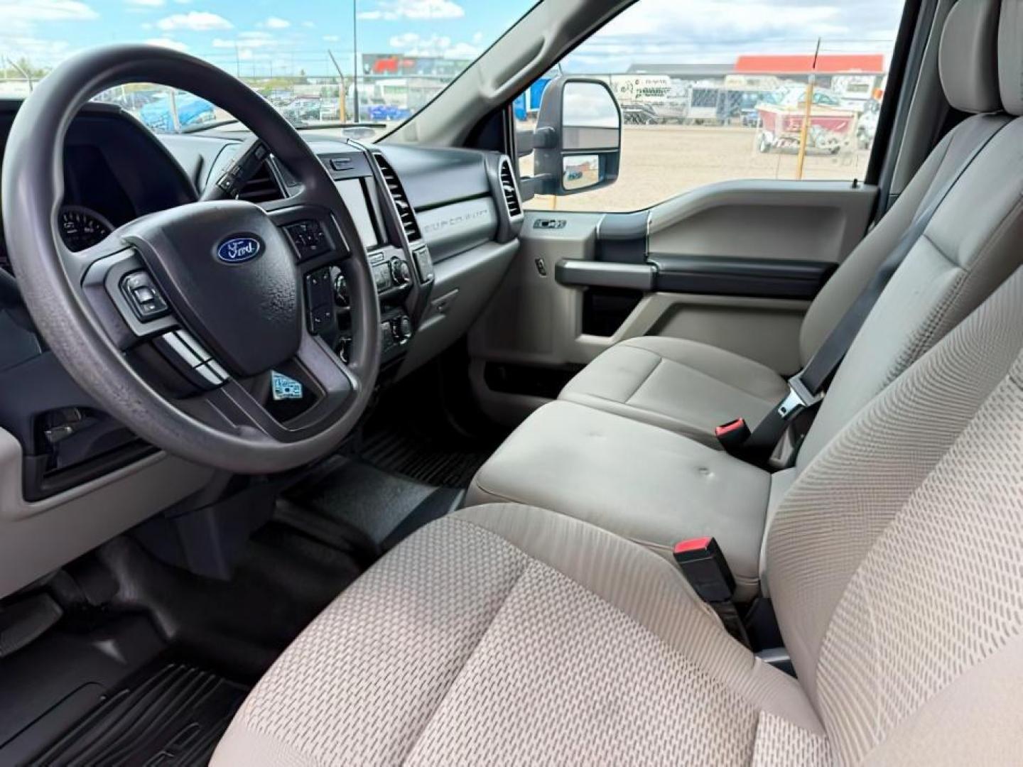 2022 SILVER /Medium Earth Gray Ford F-350 XLT (1FT8W3BT0NE) with an Powerstroke 6.7L V-8 diesel direct injection engine, AUTOMATIC transmission, located at 1235 N Woodruff Ave., Idaho Falls, 83401, (208) 523-1053, 43.507172, -112.000488 - At Timberline Auto, finding a great deal on your next vehicle is always easy! Our experienced sales staff goal is to help find you the right vehicle at the right price! Our knowledgeable finance department has options for almost any credit score. We offer extended service contract options to prot - Photo#14