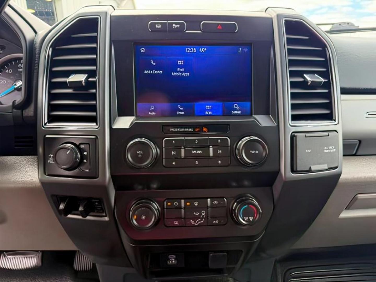 2022 SILVER /Medium Earth Gray Ford F-350 XLT (1FT8W3BT0NE) with an Powerstroke 6.7L V-8 diesel direct injection engine, AUTOMATIC transmission, located at 1235 N Woodruff Ave., Idaho Falls, 83401, (208) 523-1053, 43.507172, -112.000488 - At Timberline Auto, finding a great deal on your next vehicle is always easy! Our experienced sales staff goal is to help find you the right vehicle at the right price! Our knowledgeable finance department has options for almost any credit score. We offer extended service contract options to prot - Photo#16