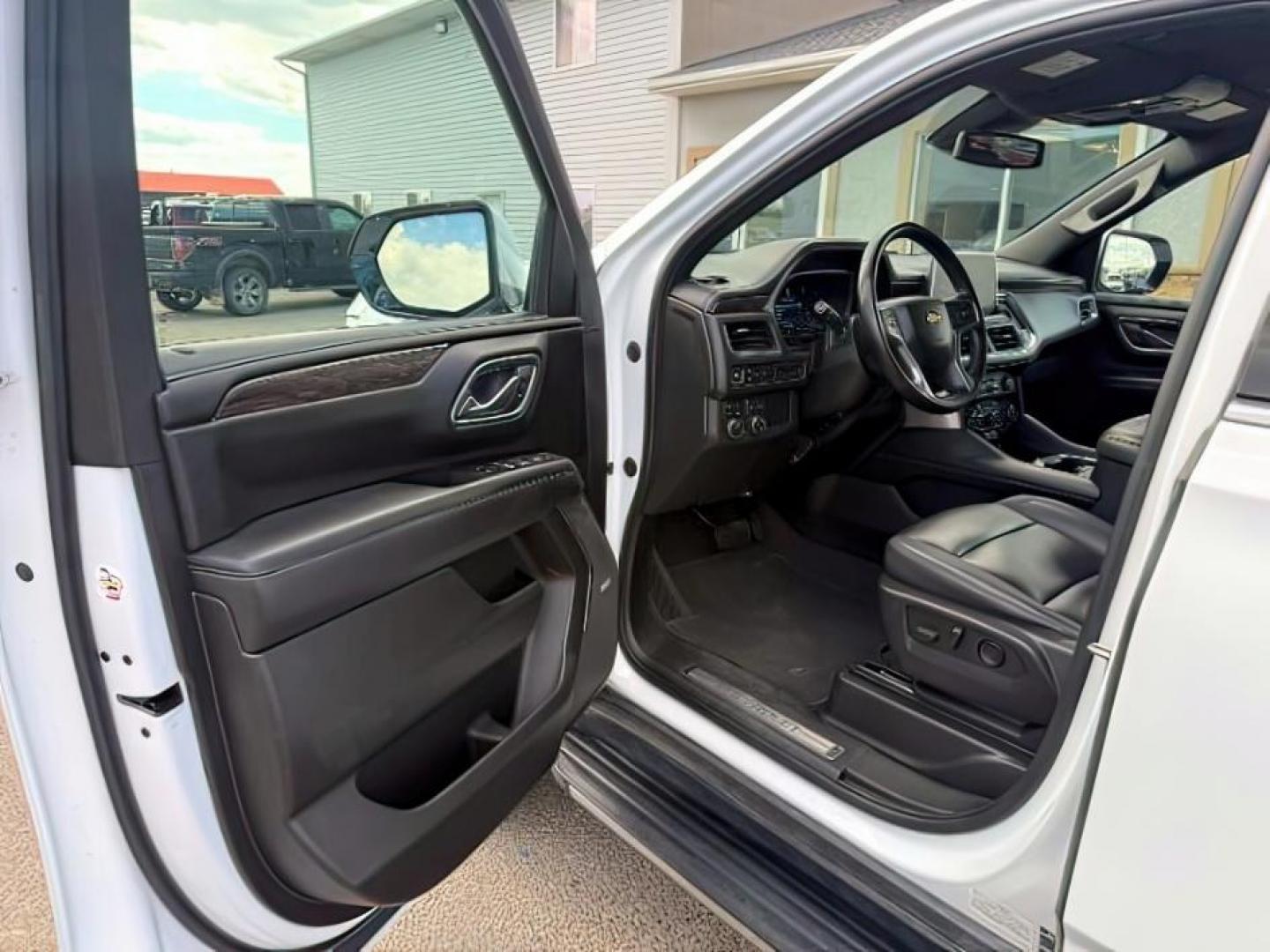 2023 WHITE /Jet Black Chevrolet Tahoe (1GNSKNKD5PR) with an EcoTec3 53L V-8 gasoline direct injection engine, Automatic transmission, located at 1175 N Woodruff Ave, Idaho Falls, ID, 83401, 43.506901, -111.999657 - At Timberline Auto, finding a great deal on your next vehicle is always easy! Our experienced sales staff goal is to help find you the right vehicle at the right price! Our knowledgeable finance department has options for almost any credit score. We offer extended service contract options to prot - Photo#14