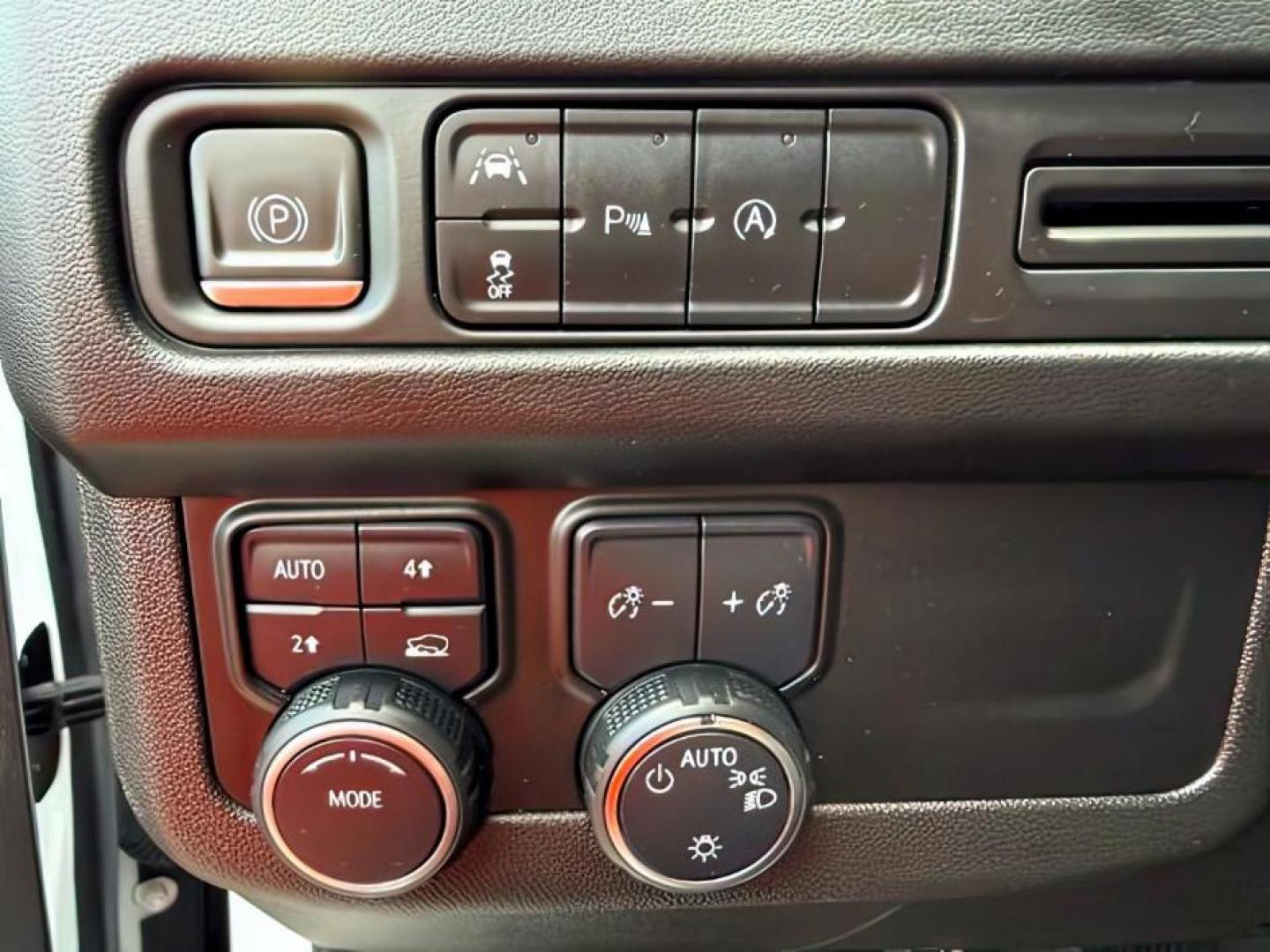 2023 WHITE /Jet Black Chevrolet Tahoe (1GNSKNKD5PR) with an EcoTec3 53L V-8 gasoline direct injection engine, Automatic transmission, located at 1175 N Woodruff Ave, Idaho Falls, ID, 83401, 43.506901, -111.999657 - At Timberline Auto, finding a great deal on your next vehicle is always easy! Our experienced sales staff goal is to help find you the right vehicle at the right price! Our knowledgeable finance department has options for almost any credit score. We offer extended service contract options to prot - Photo#24