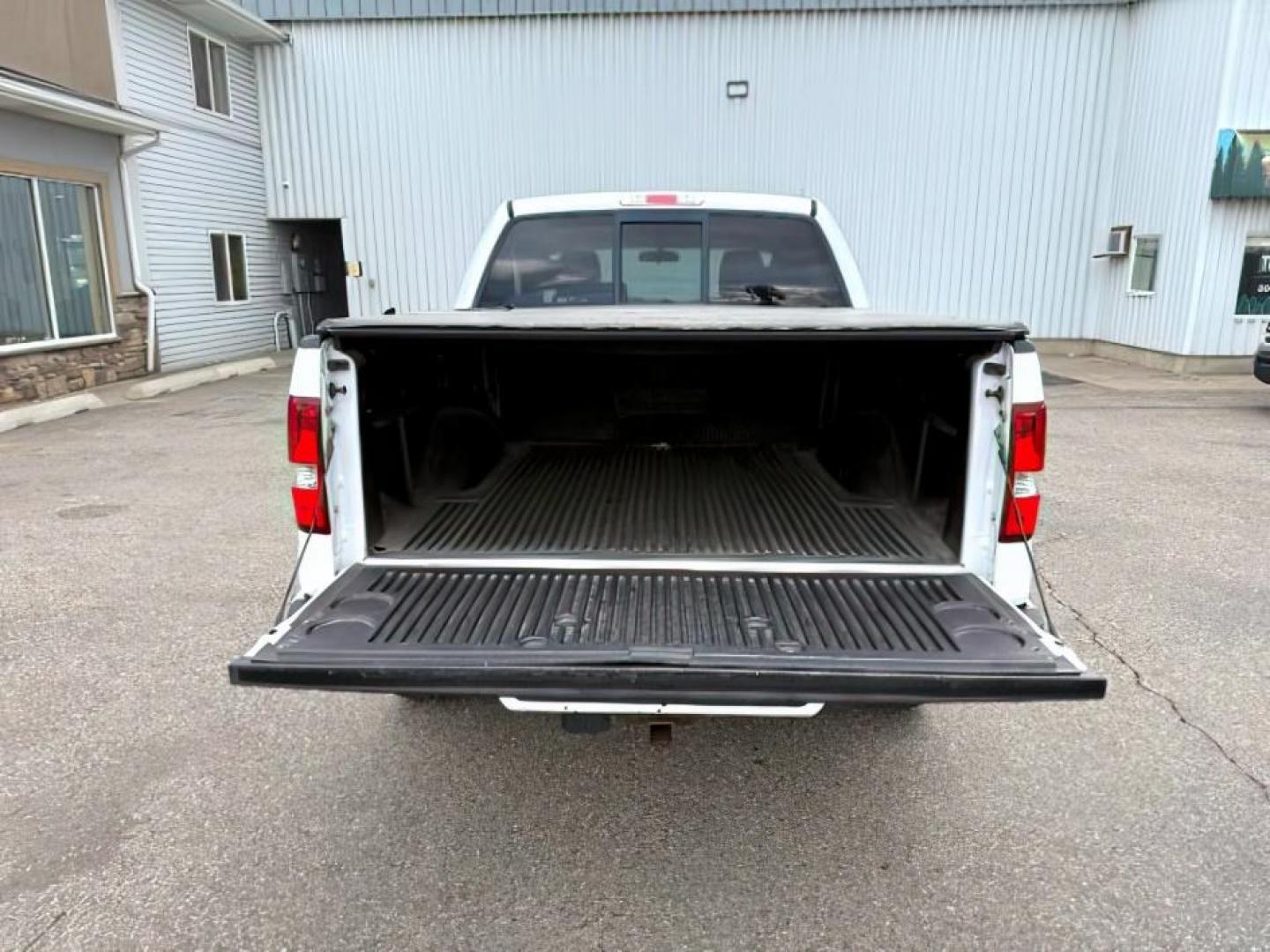 2008 WHITE /Medium Flint Ford F-150 FX4 (1FTPW14V78K) with an Triton 5.4L V-8 variable valve control engine, AUTOMATIC transmission, located at 1235 N Woodruff Ave., Idaho Falls, 83401, (208) 523-1053, 43.507172, -112.000488 - At Timberline Auto, finding a great deal on your next vehicle is always easy! Our experienced sales staff goal is to help find you the right vehicle at the right price! Our knowledgeable finance department has options for almost any credit score. We offer extended service contract options to prot - Photo#3
