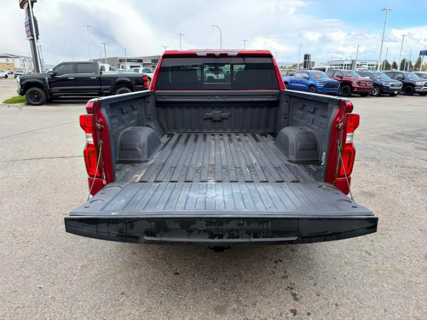 2021 RED /Jet Black Chevrolet Silverado 1500 (1GCUYEEDXMZ) with an EcoTec3 53L V-8 gasoline direct injection engine, Automatic transmission, located at 1175 N Woodruff Ave, Idaho Falls, ID, 83401, 43.506901, -111.999657 - Photo#5