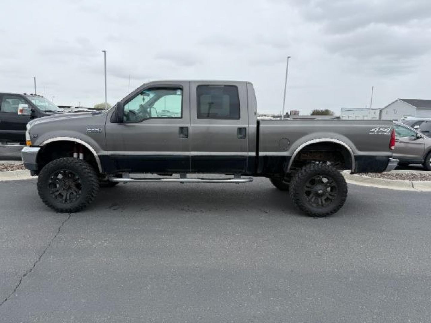 2002 GRAY /LEATHER Ford Super Duty F-250 XLT (1FTNW21S72E) with an V10 engine, AUTOMATIC transmission, located at 1235 N Woodruff Ave., Idaho Falls, 83401, (208) 523-1053, 43.507172, -112.000488 - At Timberline Auto, finding a great deal on your next vehicle is always easy! Our experienced sales staff goal is to help find you the right vehicle at the right price! Our knowledgeable finance department has options for almost any credit score. We offer extended service contract options to prot - Photo#1