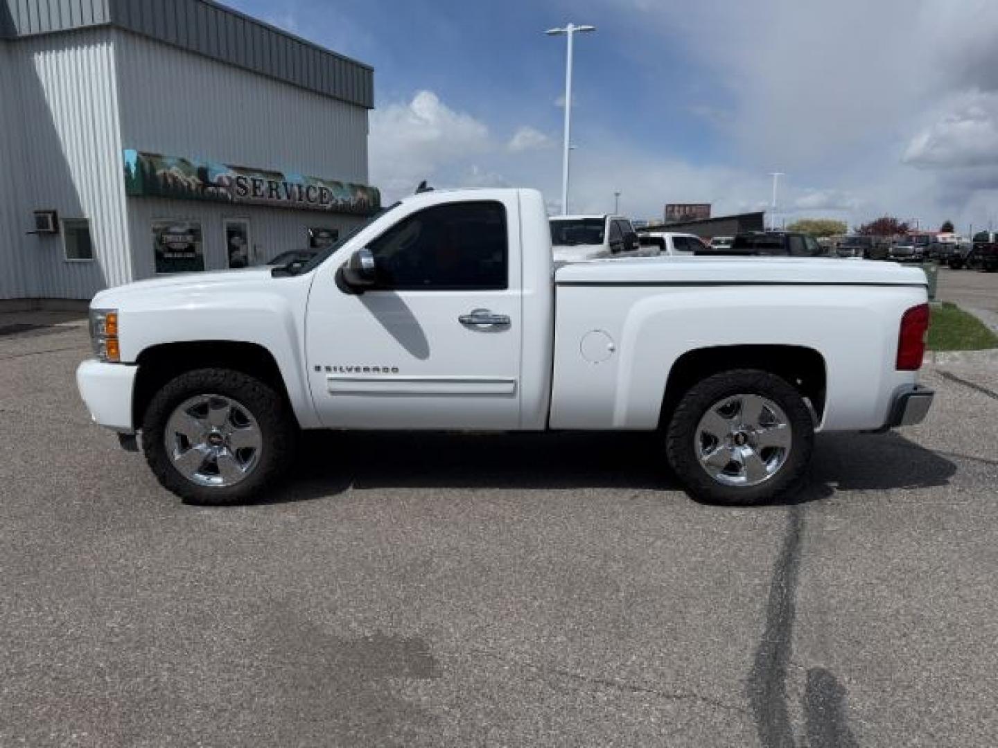2007 WHITE /Ebony Chevrolet Silverado 1500 LT1 (1GCEC14J27Z) with an Vortec 5.3L V-8 regular unleaded engine, AUTOMATIC transmission, located at 1235 N Woodruff Ave., Idaho Falls, 83401, (208) 523-1053, 43.507172, -112.000488 - At Timberline Auto, finding a great deal on your next vehicle is always easy! Our experienced sales staff goal is to help find you the right vehicle at the right price! Our knowledgeable finance department has options for almost any credit score. We offer extended service contract options to prot - Photo#23